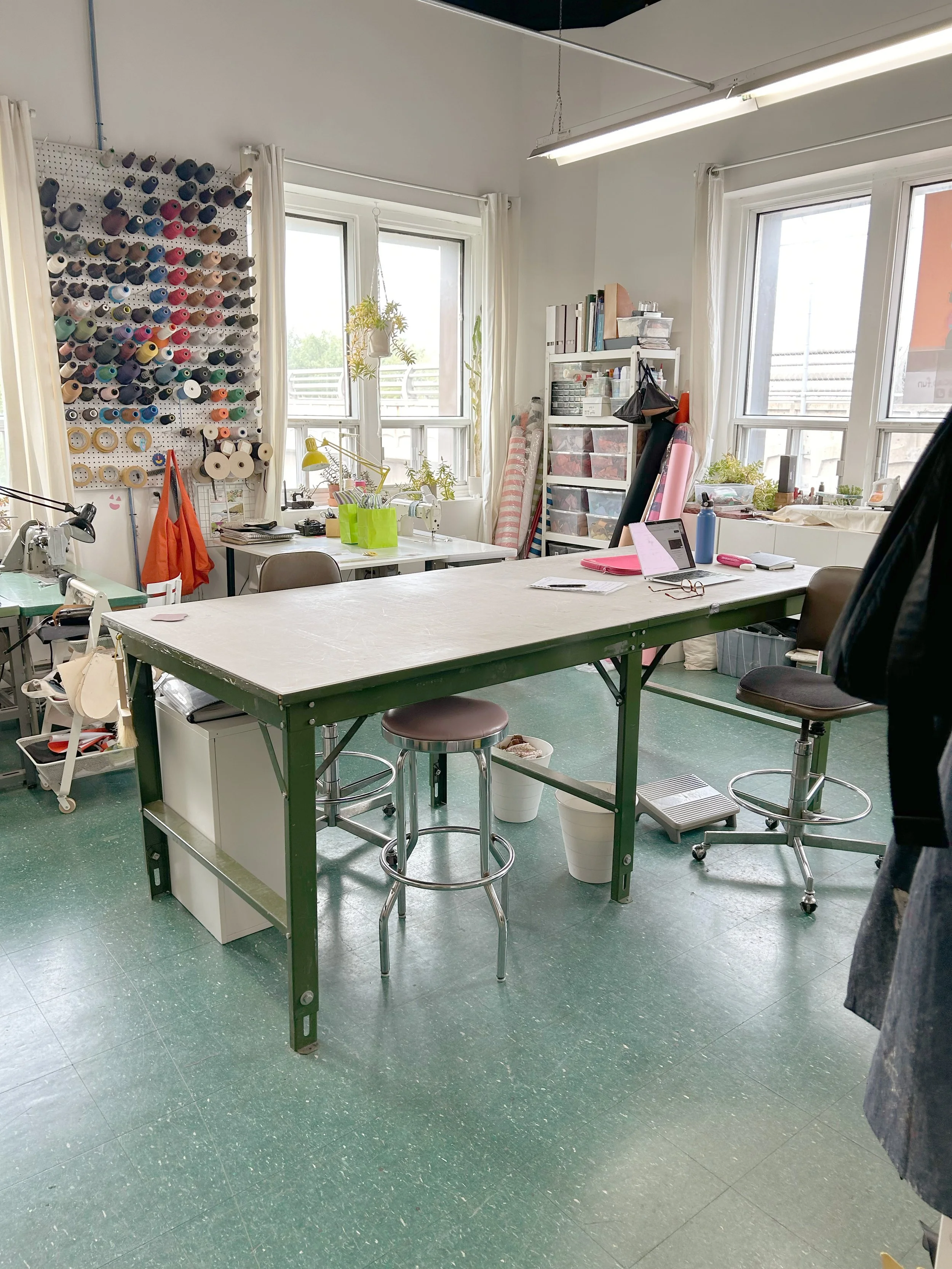 Atelier de production à Montréal, accessoires en cuir ou textile