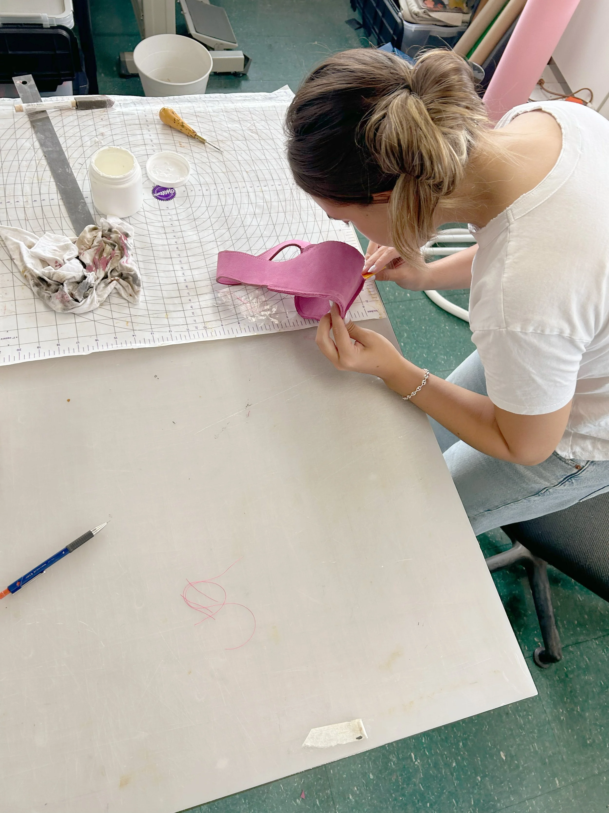 Apprendre la maroquinerie dans un cours sur mesure à Montréal