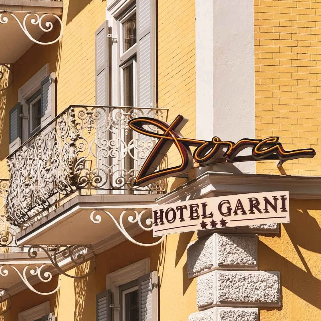 Frischer Wind f&uuml;r die Dora!

Mit viel Liebe zum Detail renovieren wir gerade diese wundersch&ouml;ne Villa aus der Jahrhundertwende. Noch im Sommer 2025 wollen wir die T&uuml;ren wieder &ouml;ffnen - als kleines Hotel Garni mit Herz, Stil und Ch