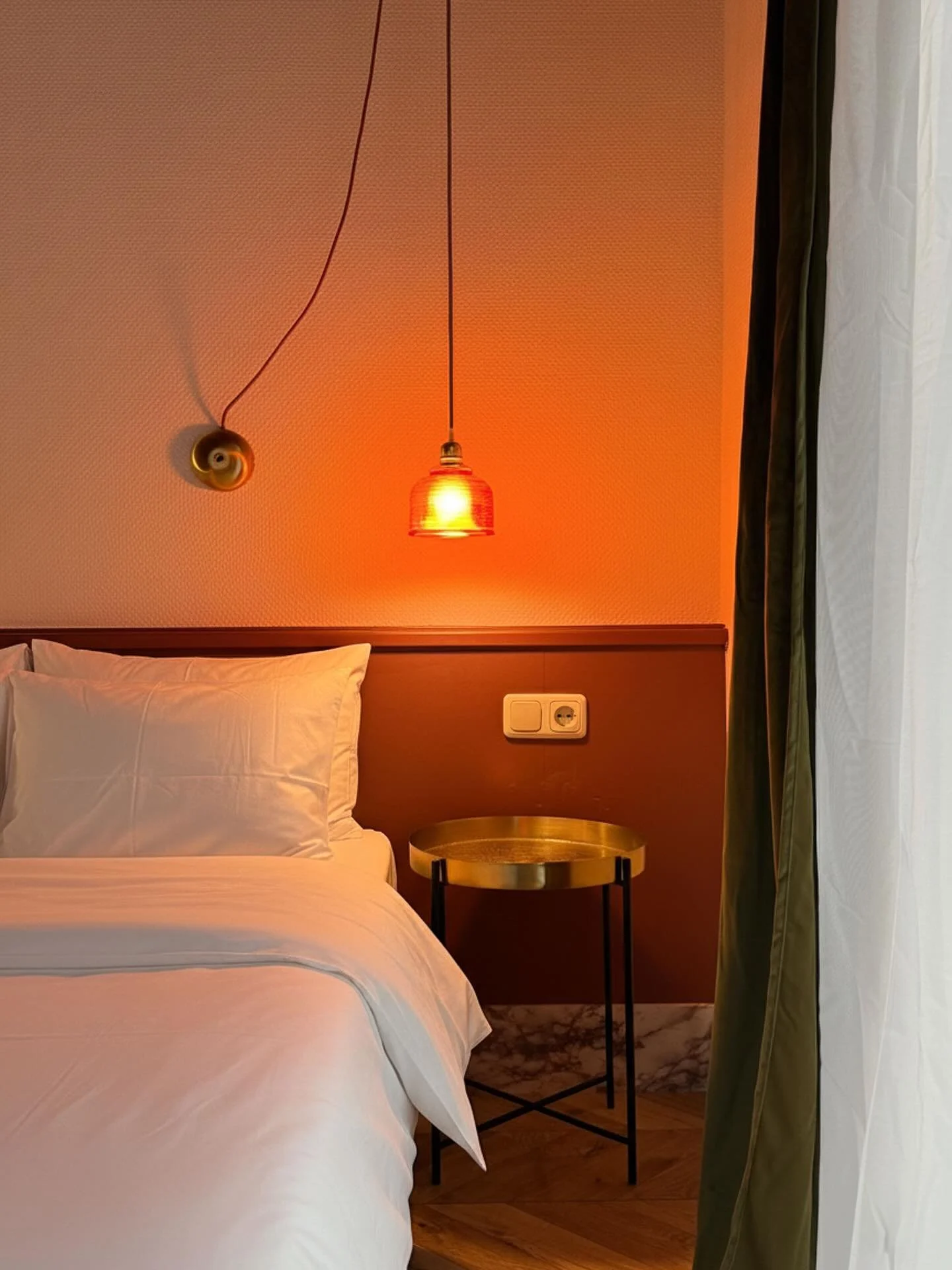 Ein erster Blick in unsere frisch renovierten Zimmer. Bald &ouml;ffnen wir die T&uuml;ren und freuen uns schon darauf, euch in der Villa Dora zu begr&uuml;&szlig;en!