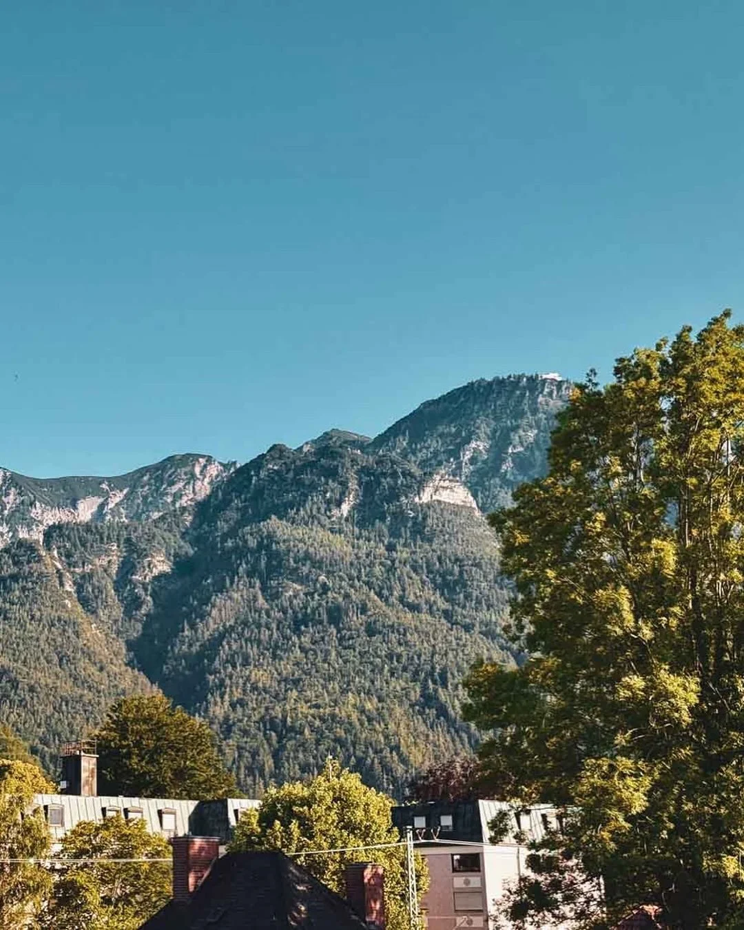 Blick von der Dora auf das Lattengebirge mit dem Predigtstuhl. Hier k&ouml;nnt ihr wundersch&ouml;ne Wanderungen unternehmen oder mit der historischen Bergbahn in die H&ouml;he gleiten.
#badreichenhall #purort #mountains #wandern #h&ocirc;tel