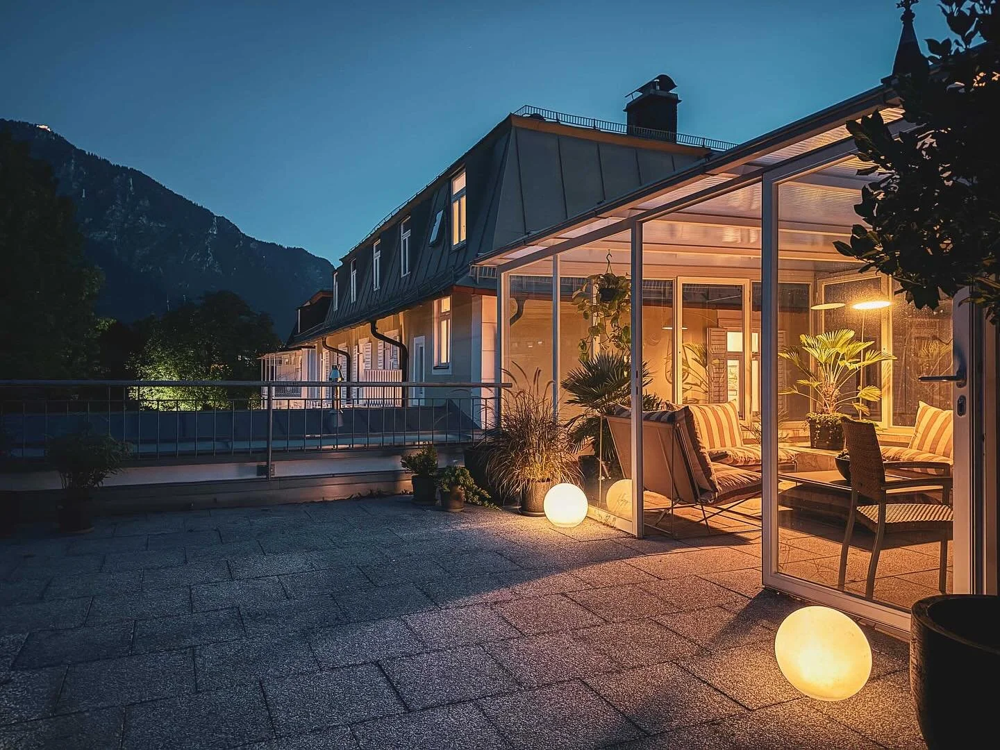 Auf unserer Dachterrasse mit Wintergarten k&ouml;nnt ihr es euch mit Bergblick gem&uuml;tlich machen 🏔️❤️ #hotel #badreichenhall #bayern #berge #mountainlove #villadora