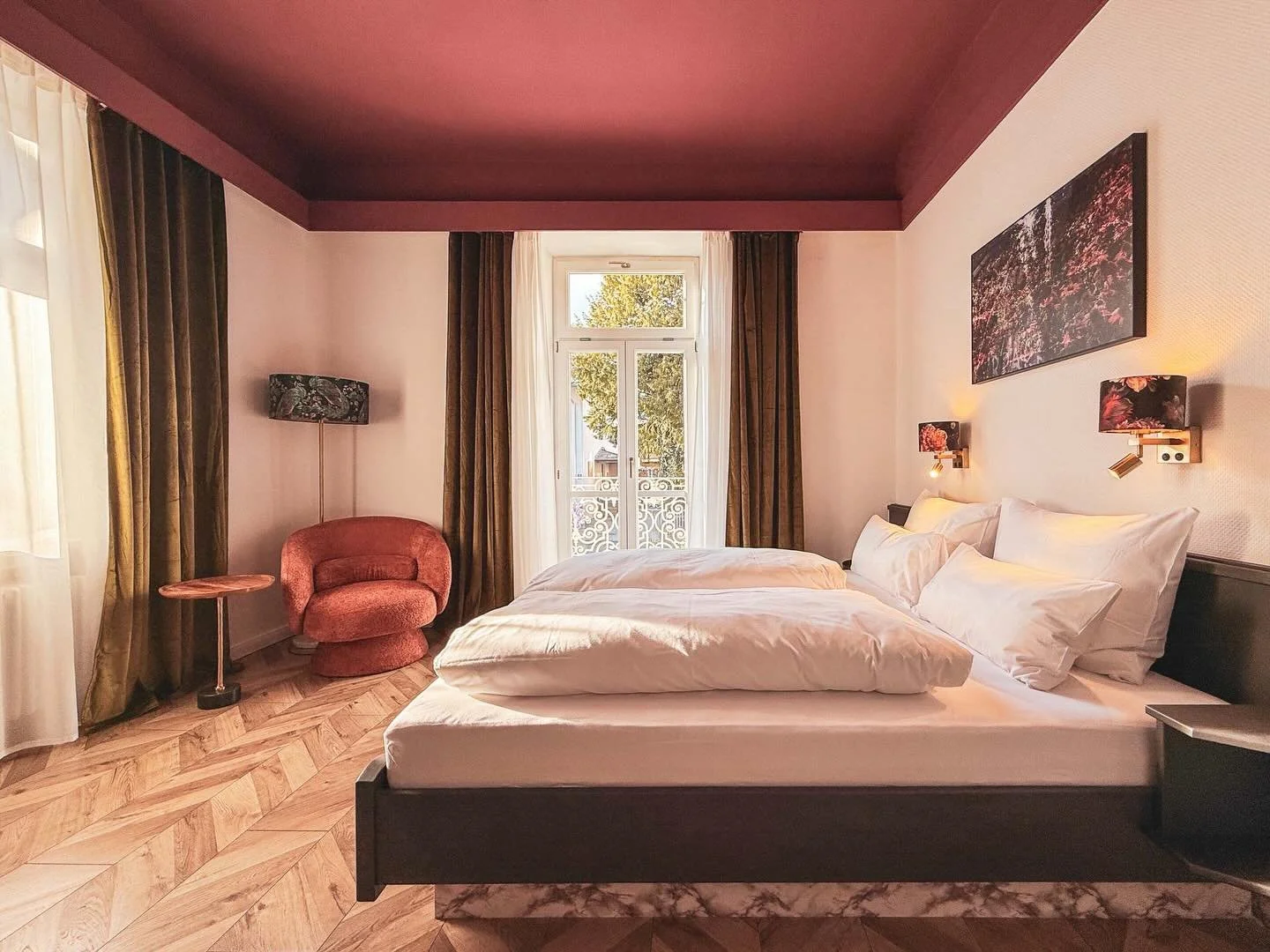 Schaut mal wie h&uuml;bsch unsere Superior Doppelzimmer mit Balkon geworden sind 😍 Frisch renoviert und bereits f&uuml;r eure Auszeit im Purort Bad Reichenhall!
#hotel #badreichenhall #villa #altbau #hotelroomview #petithotel