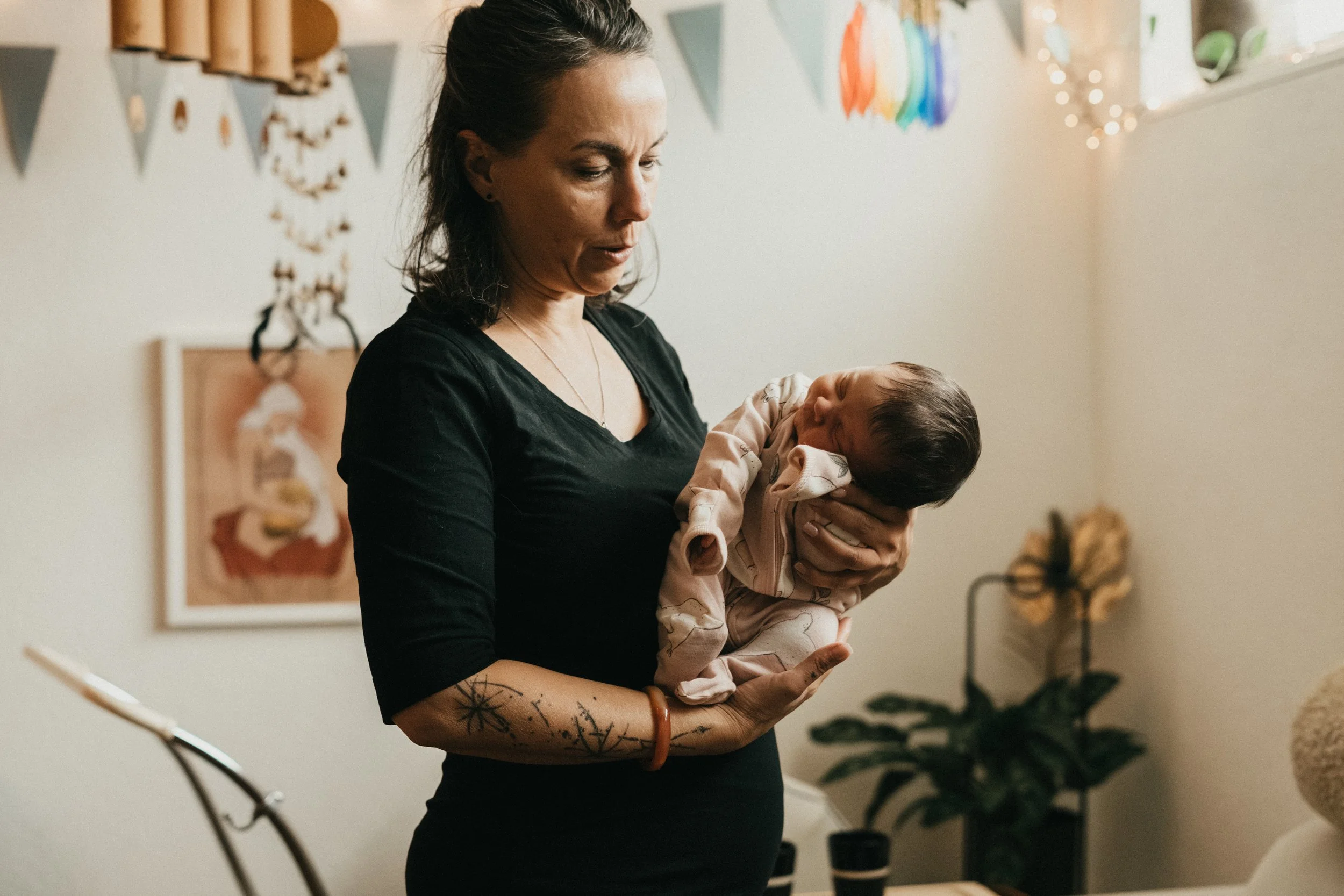 Authentische Wochenbettfotografie in Solothurn - Herrliche Moment zwischen Doula und Baby bei einer Homestory mit Capilliphotographie.