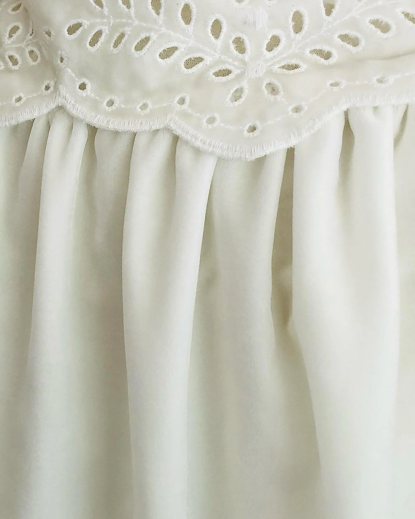 | Travail des mati&egrave;res.

Velours de soie finement smock&eacute; sur le buste et ajour&eacute; sur le haut de la blouse Alma.
