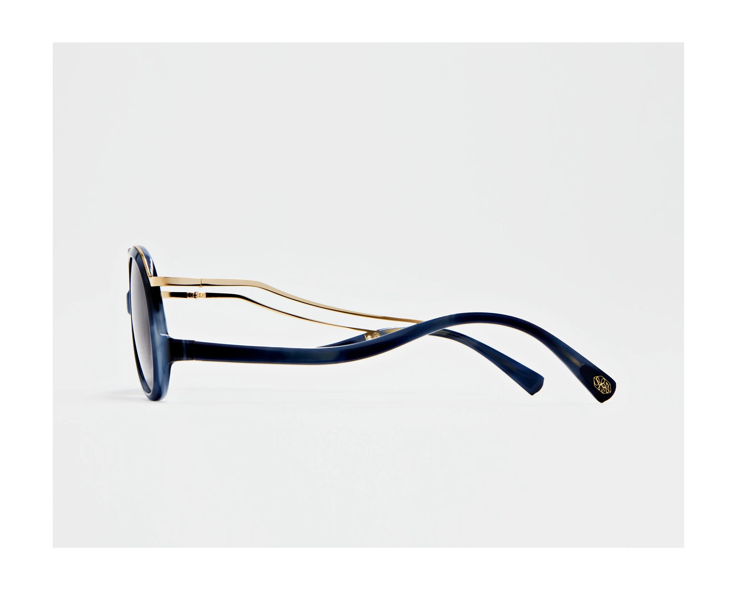 Lunettes de soleil LAGA Eyewear GORA écaille bleu de côté. Monture de luxe pour femme et homme, design organique, verres teintés solaires. Marque française fabriqué en France