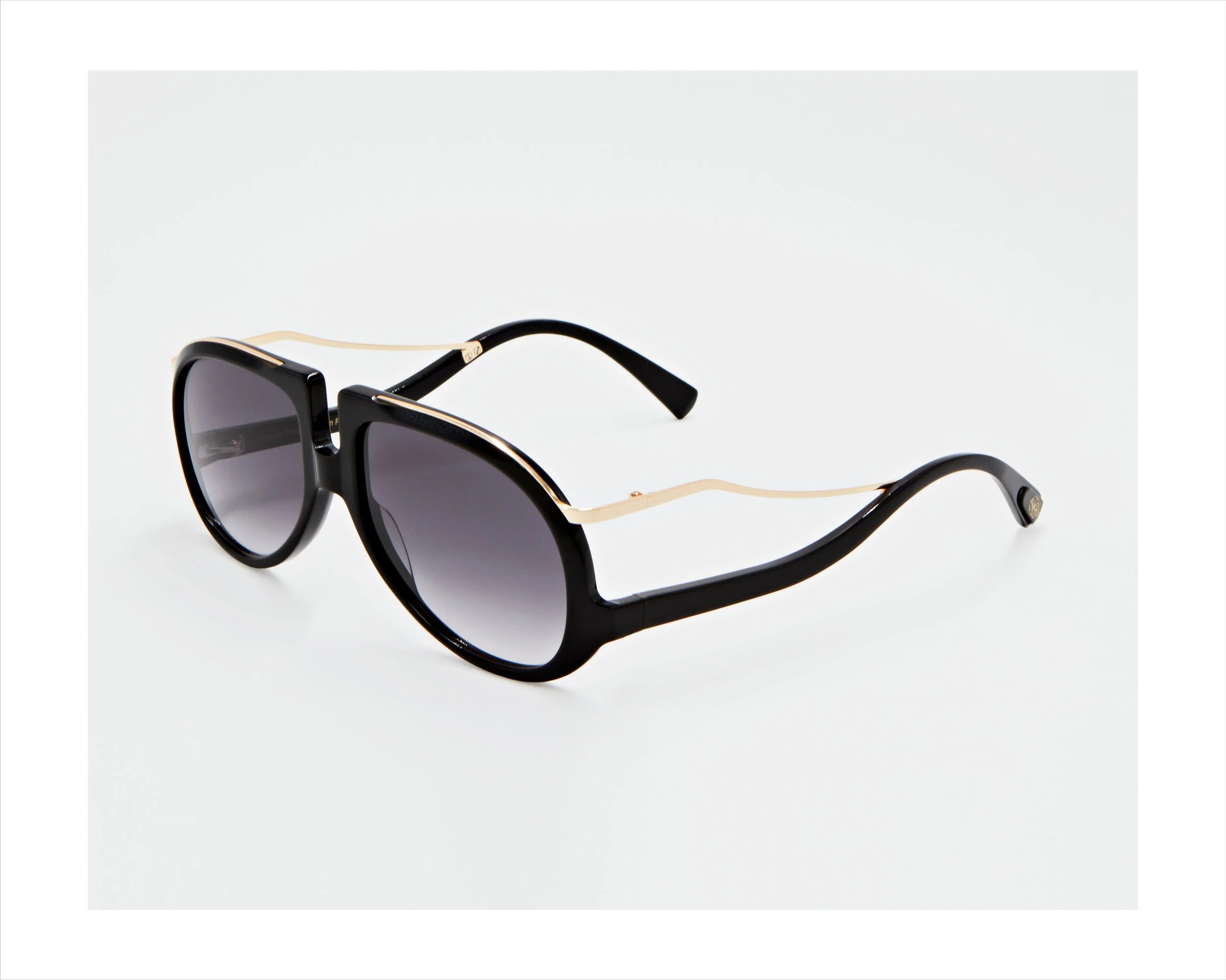 Lunettes de soleil LAGA Eyewear GORA noires de trois-quarts. Monture de luxe pour femme et homme, design organique, verres teintés solaires. Marque française fabriqué en France