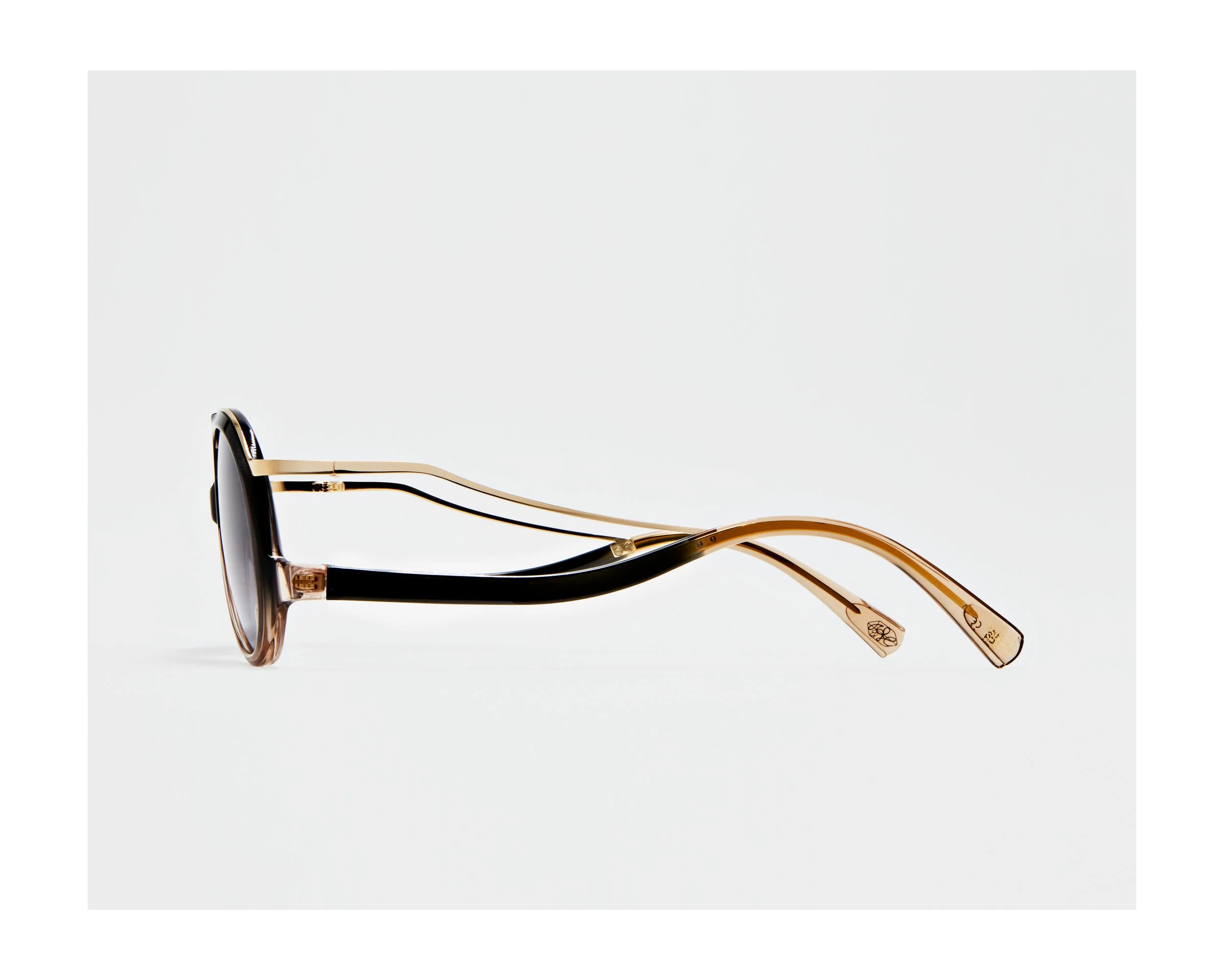 Lunettes de soleil LAGA Eyewear GORA dégradé champagne de côté. Monture de luxe pour femme et homme, design organique, verres teintés solaires. Marque française fabriqué en France