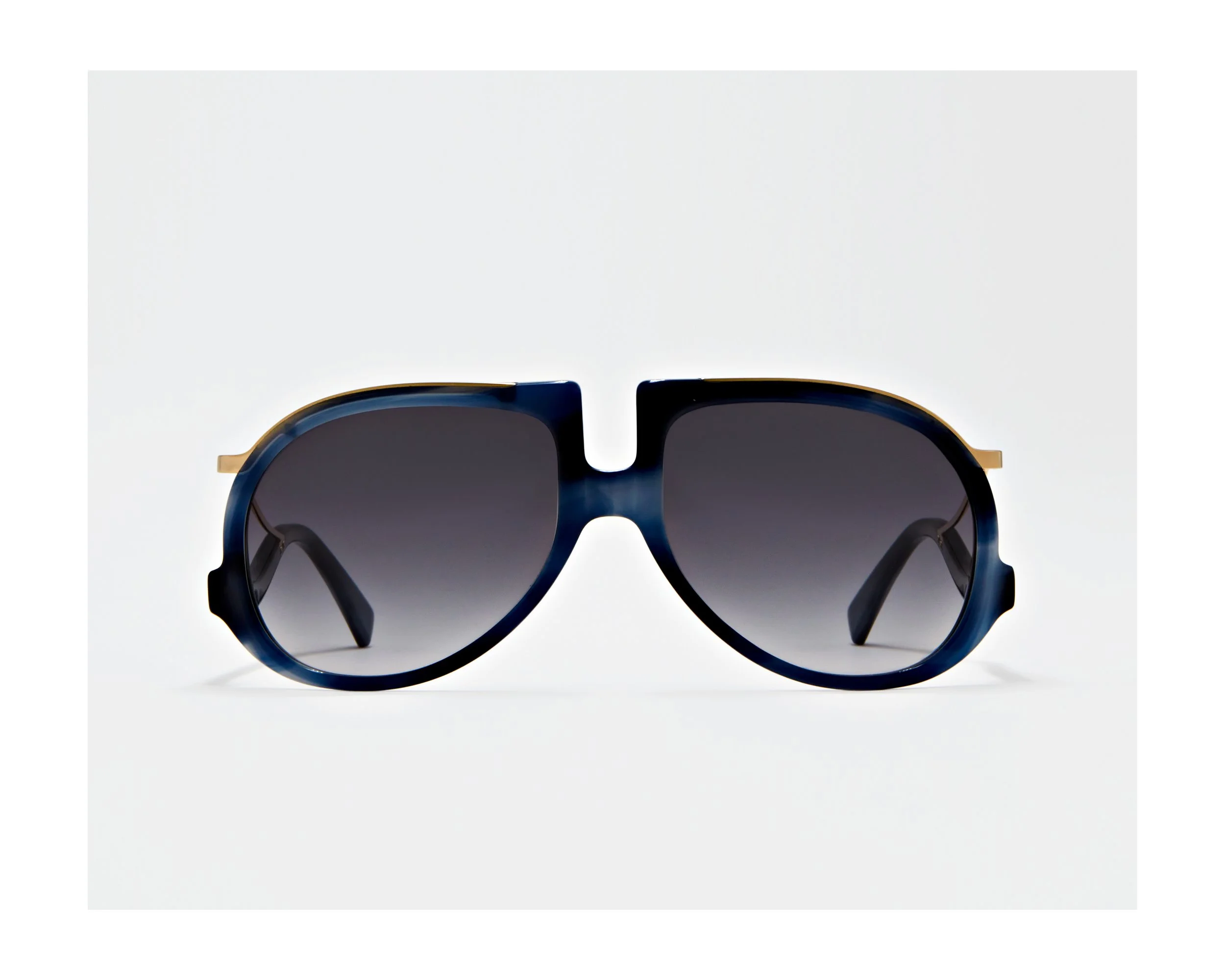 Lunettes de soleil LAGA Eyewear GORA écaille bleu de face. Monture de luxe pour femme et homme, design organique, verres teintés solaires. Marque française fabriqué en France