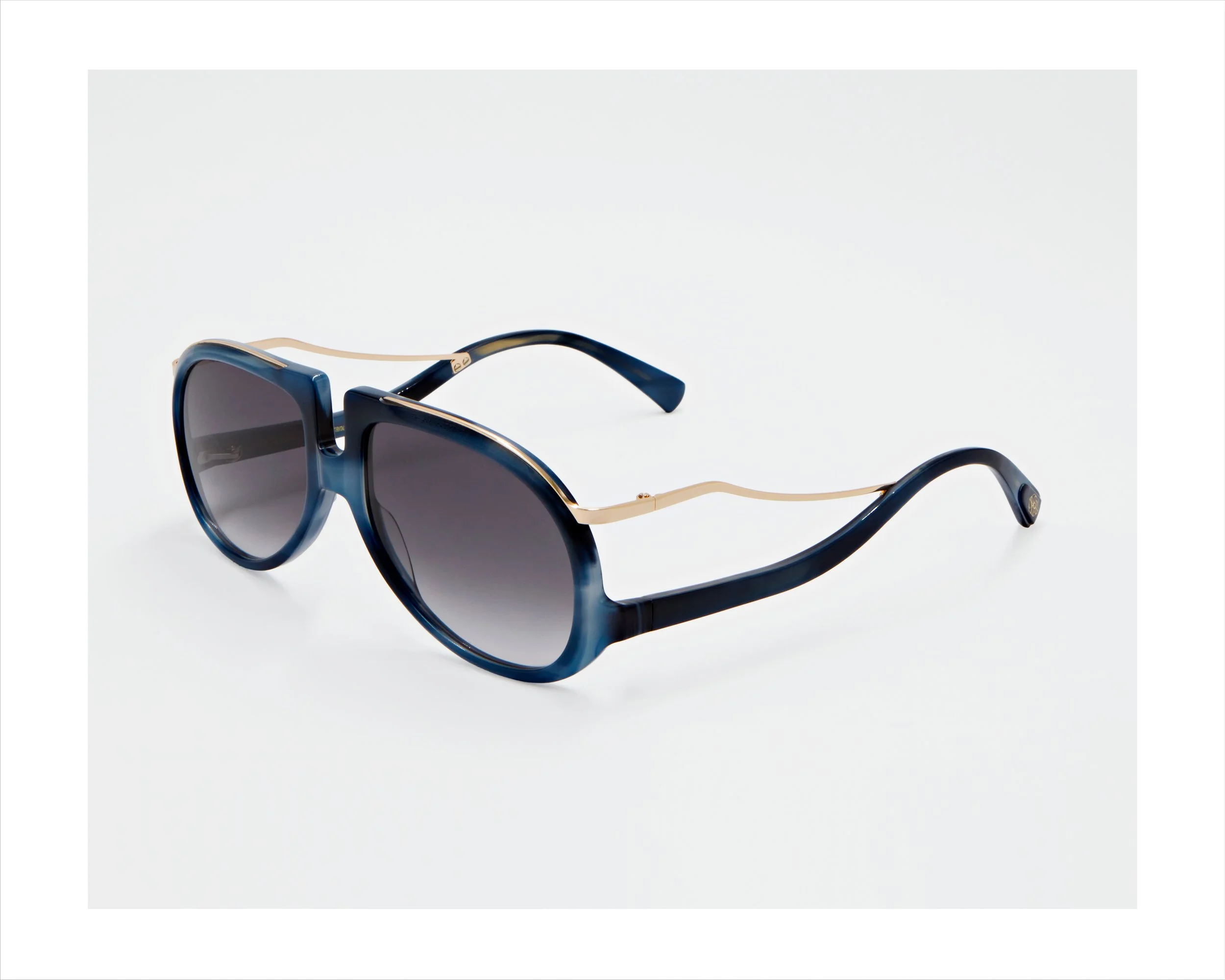 Lunettes de soleil LAGA Eyewear GORA écaille bleu de trois-quarts. Monture de luxe pour femme et homme, design organique, verres teintés solaires. Marque française fabriqué en France