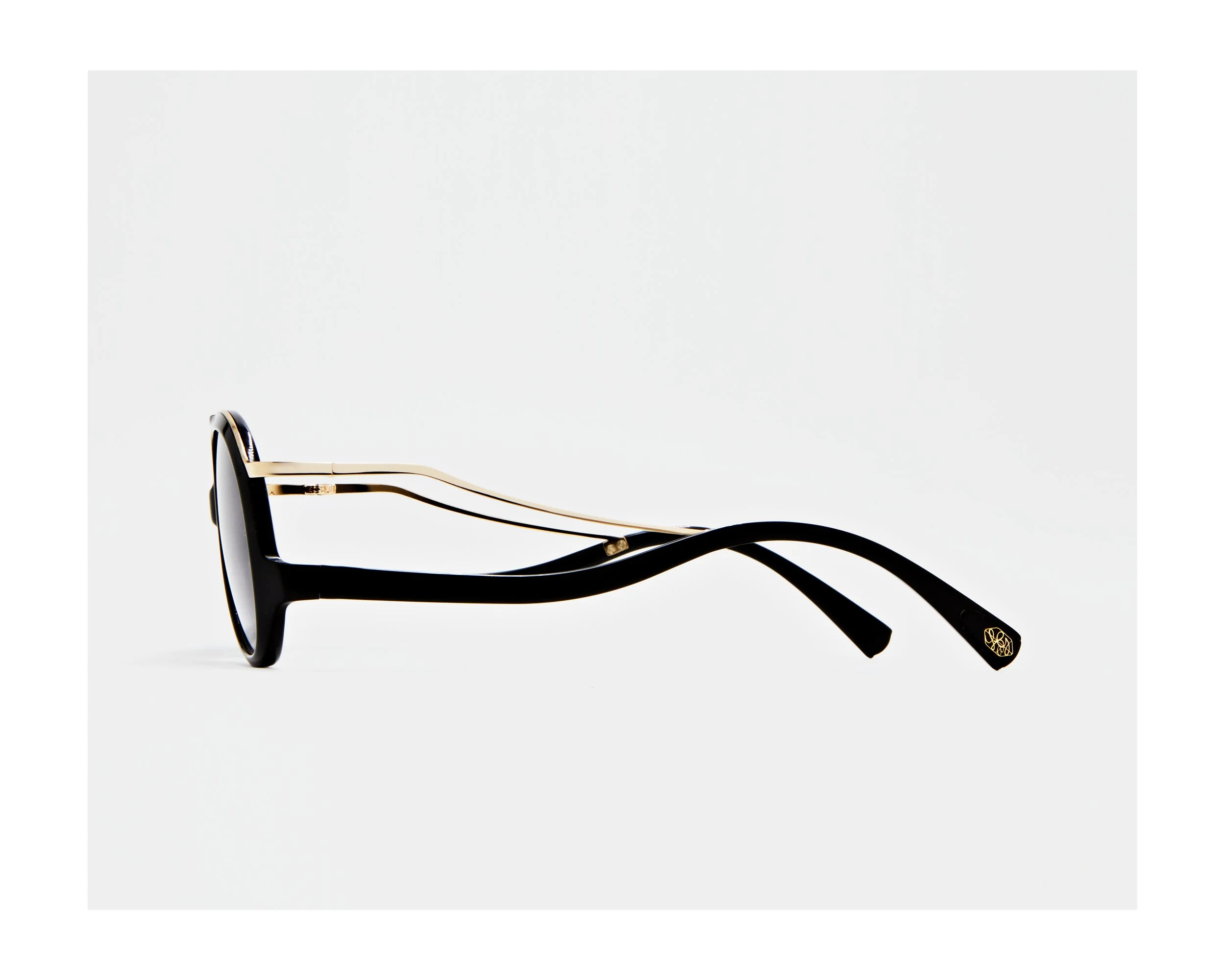 Lunettes de soleil LAGA Eyewear GORA noires de côté. Monture de luxe pour femme et homme, design organique, verres teintés solaires. Marque française fabriqué en France