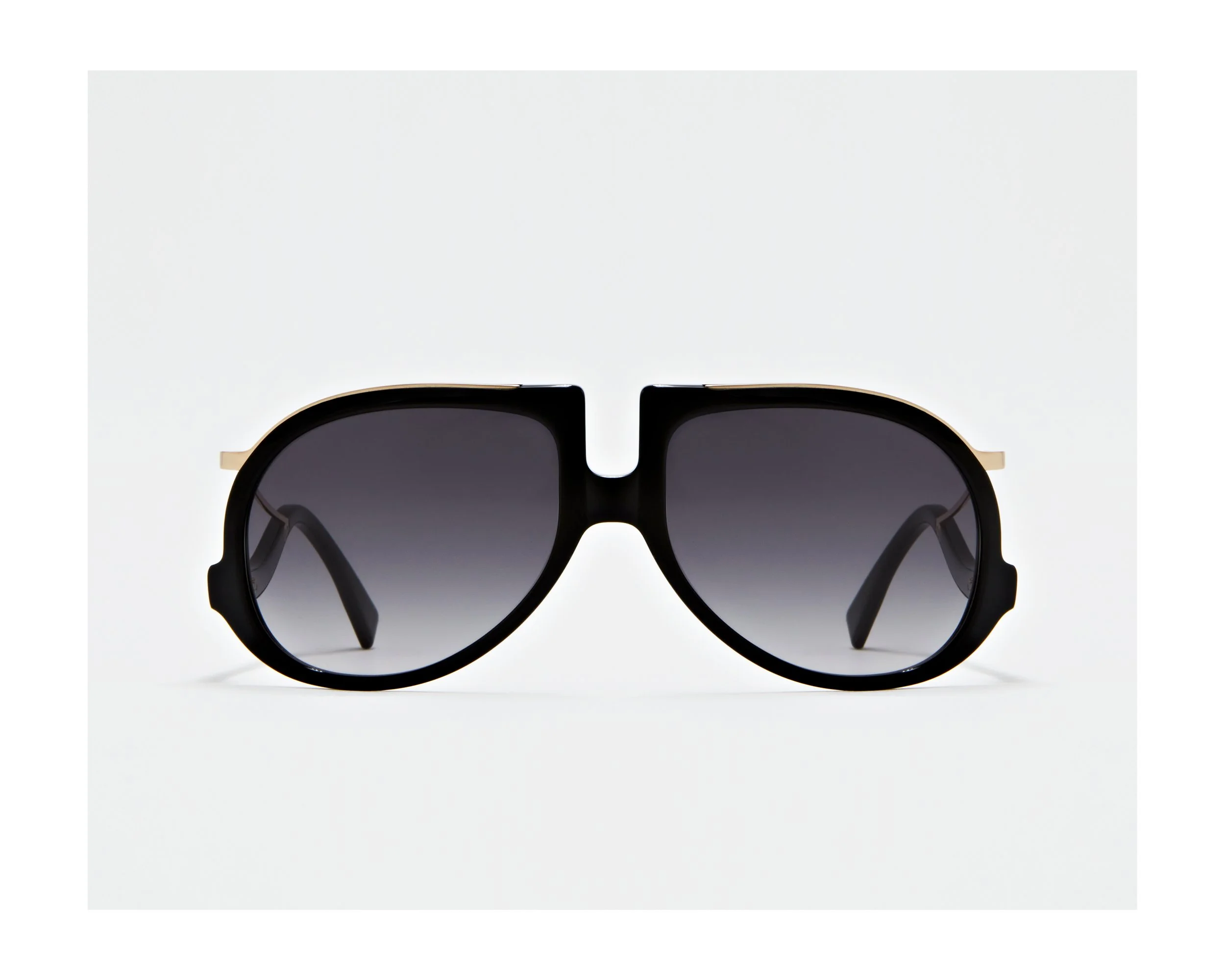 Lunettes de soleil LAGA Eyewear GORA noires de face. Monture de luxe pour femme et homme, design organique, verres teintés solaires. Marque française fabriqué en France