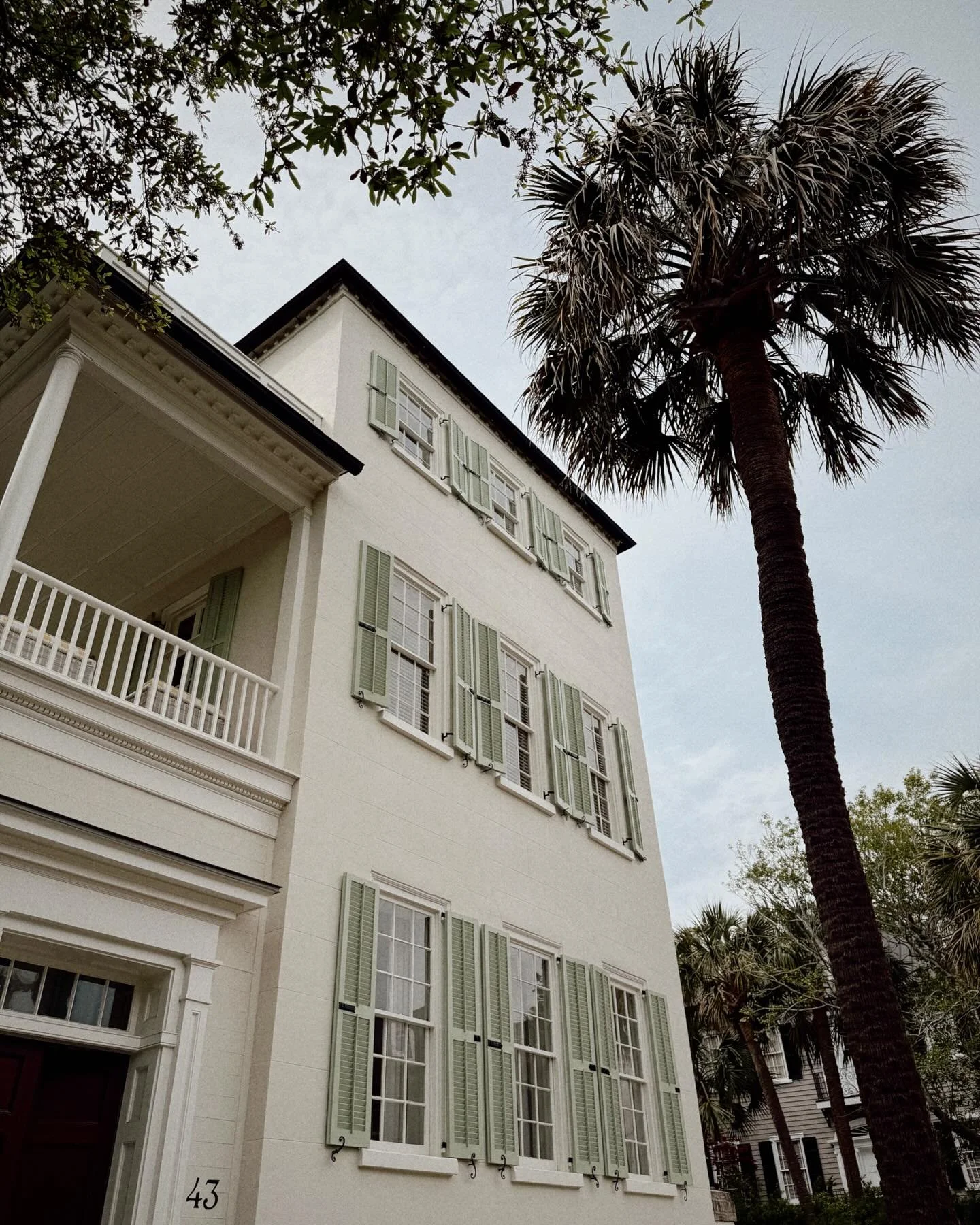 Charleston mornings are pure magic ✨ 

Before the crowds and the clinking glasses, it&rsquo;s just soft light, sleepy streets, and the thrill of having it all to yourself (well, you and your coffee).

#OldSportTravel #CityWalks #charleston #charlesto