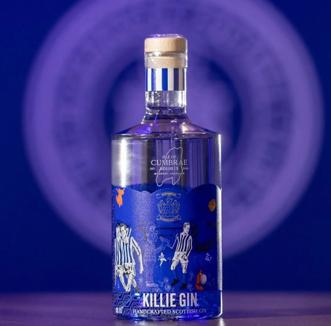 KILLIE GIN 

Delighted to have put together these labels for @isleofcumbraedistillers x Kilmarnock FC. 

Sandwich printed with gloss everywhere except the artist&rsquo;s work. It really helps it stand out 👏🏻

Available exclusively from the Killie S