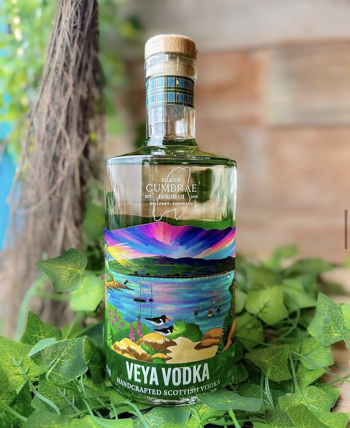 bottle of gin with sandwich print labels, double layered printing labels, print inside labels