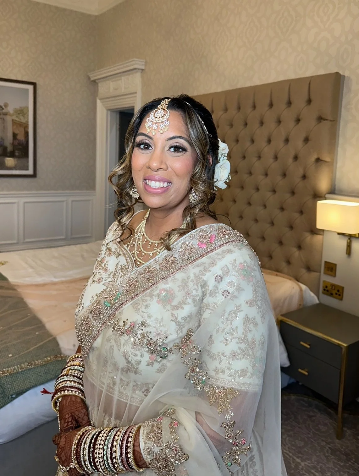 SHERIKA 🤍✨
For her wedding day, Sherika had a clear vision: a soft and romantic waved bun with loose, face-framing pieces paired with glowy, radiant makeup. No trial, just full trust and it all came together so beautifully 🤍
To bring this look to