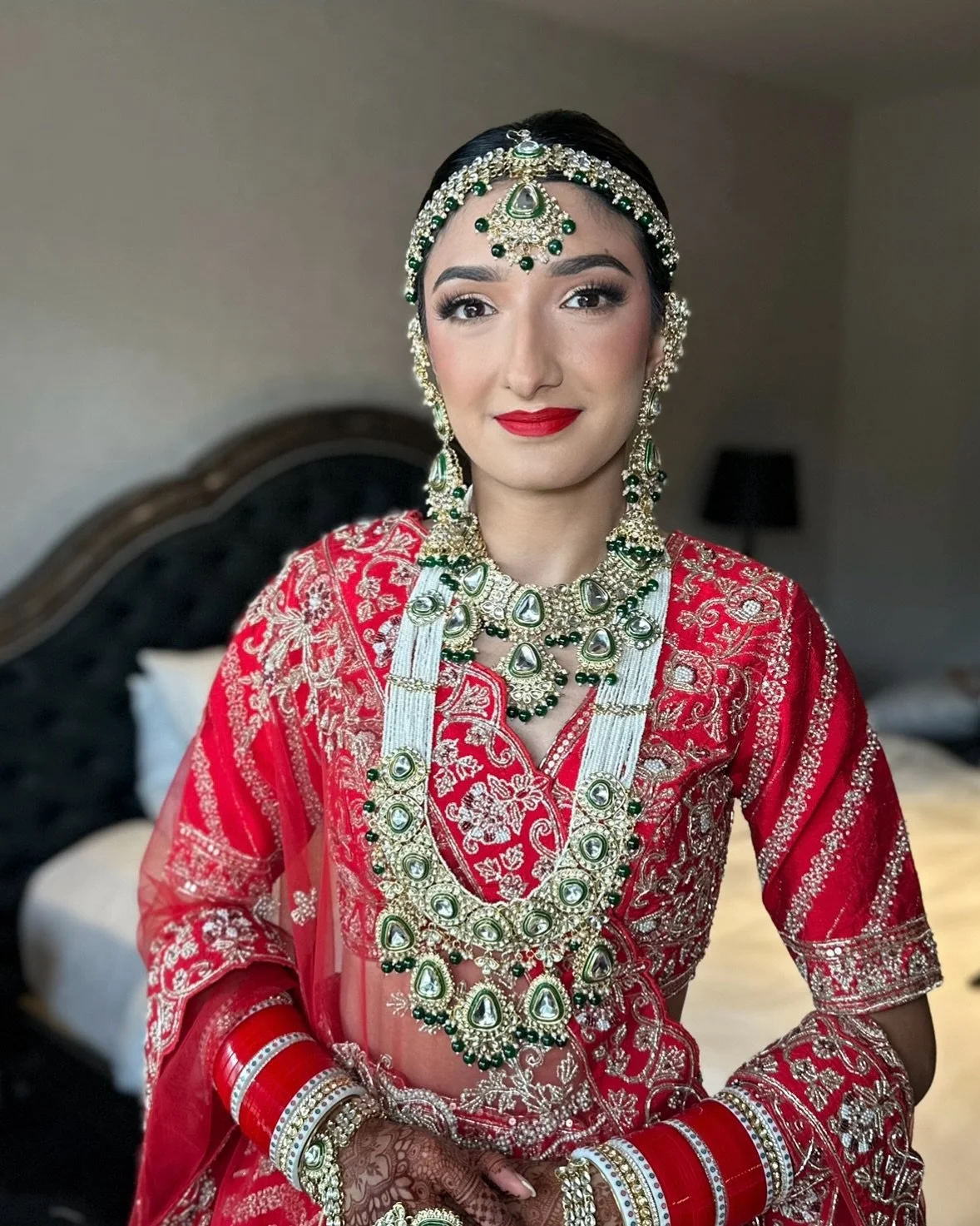 BHAGYA♥️
We started the morning with a sleek bun, keeping things simple and letting her beautiful jewellery and lehenga take centre stage
For the reception, Bhagya switched it up with glamorous Hollywood waves, all created using all her natu