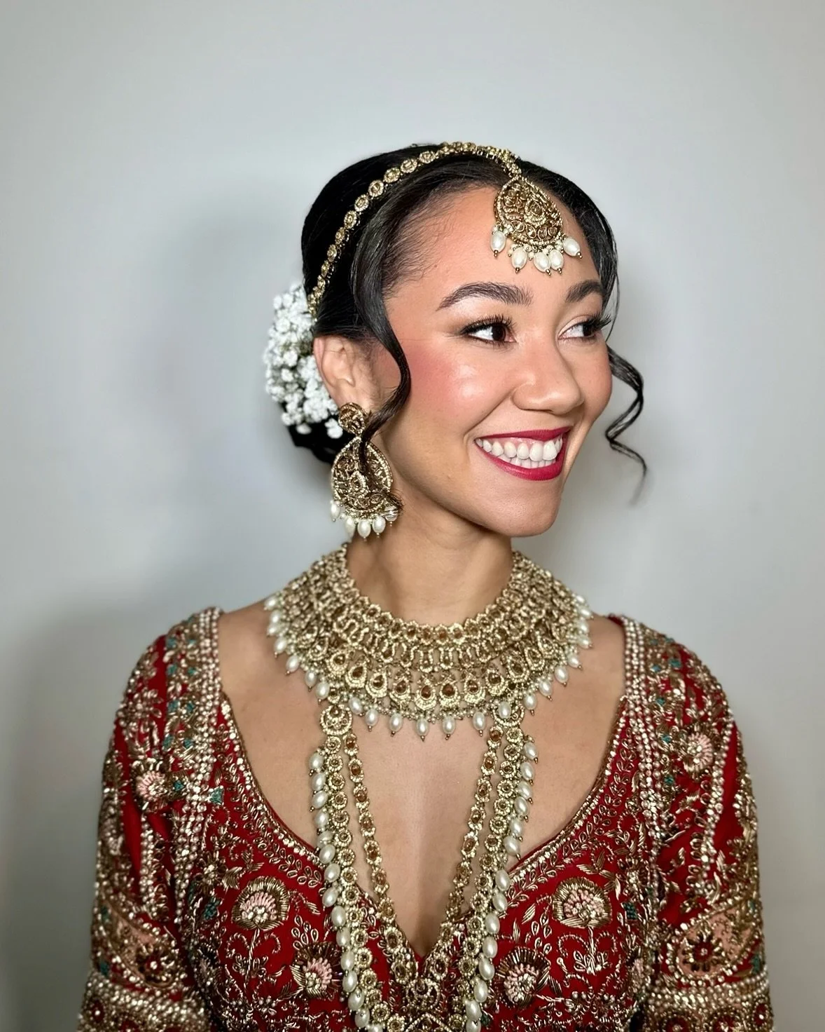 LAUREN♥️
Lauren fully trusted me with this look with no trial, just a clear vision. The brief was a soft bun adorned with flowers
From the moment I arrived, the morning was so calm and full of laughter. Lauren was such a chilled and lovely B