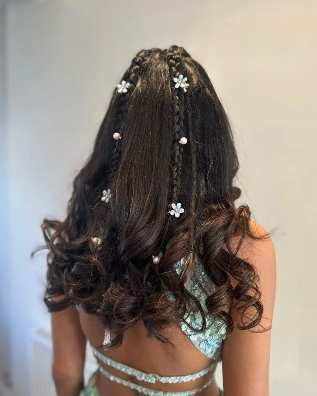 ALYSHA 🩵🦋💙🌙

My sister&rsquo;s Sangeet look! 

Soft mermaid-inspired hair with braided detail, paired with sultry glowing makeup

Save this for bridal inspo ✨

Hair @styledbysmita 
Makeup @beautybyjanki 

#bridalinspo #brides #sangeetlook #bridal