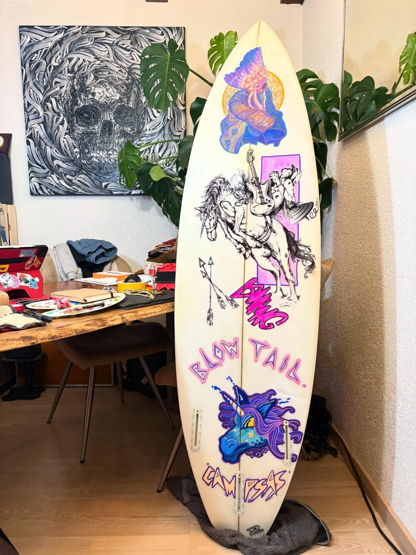 Le matos, c&rsquo;est important, mais le style l&rsquo;est tout autant. Et quoi de mieux qu&rsquo;une planche custom pour le plus fou des surfeurs / futur coach/ le Ced 🏄🏻&zwj;♂️🌊🦄
.
.
.
#customsurfboard #surfart #surfstyle #handpaintedboard #uni