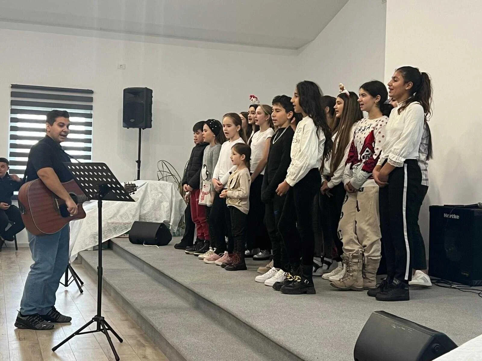 negru voda program copii, cor in fata.jpg