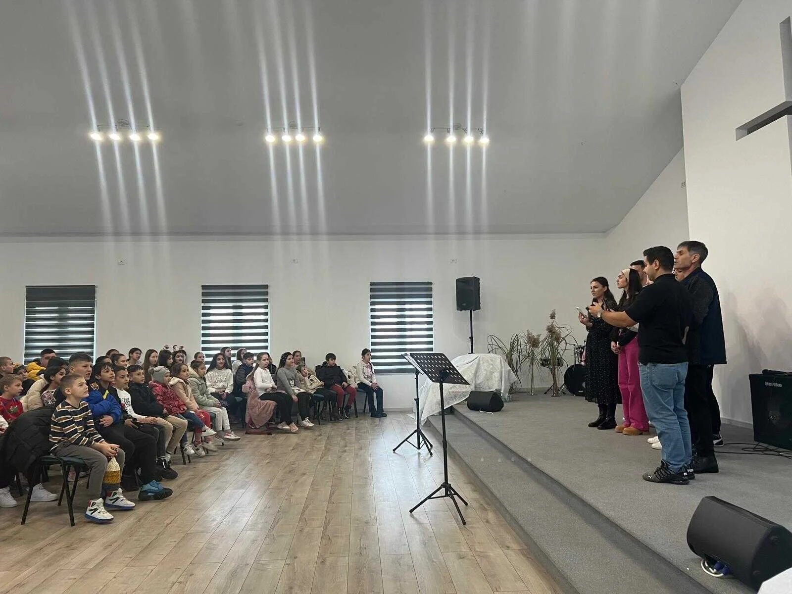 negru voda interior worship 2.jpg