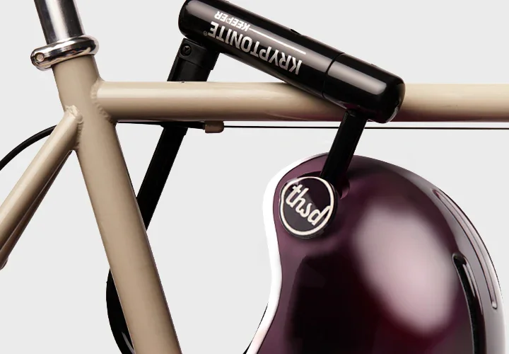 thousand-features-helmet-h2-pop-lock-chic-a-cherry-cola (1).webp