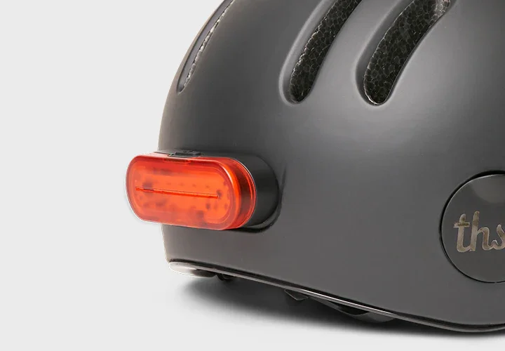 chapter-features-helmet-light-racer-black.webp
