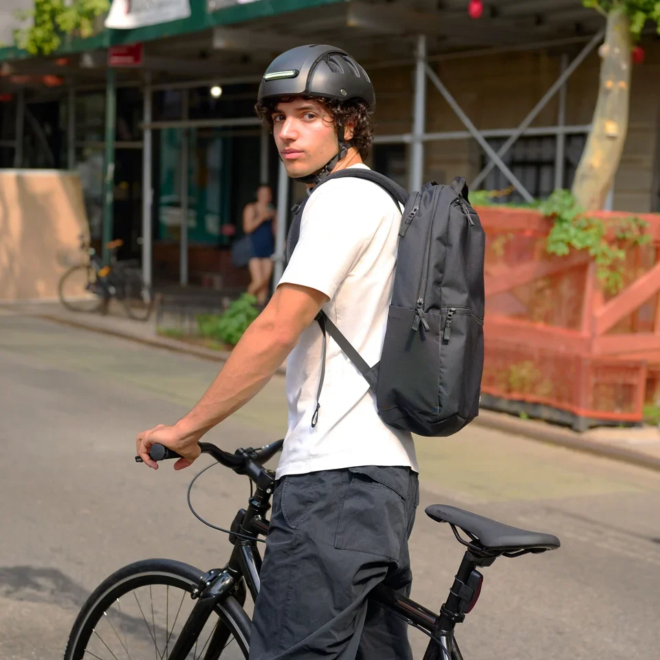 fend_model_super_plus_lifestyle_06_carbon_black.webp