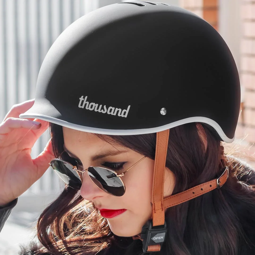 thousand-helmet-carbon-black-jackie.webp