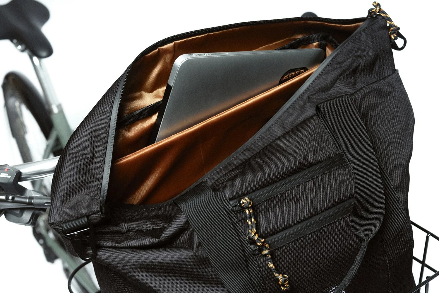 pelago_bags_totepack_black_l_bikerasket_laptop2.jpg