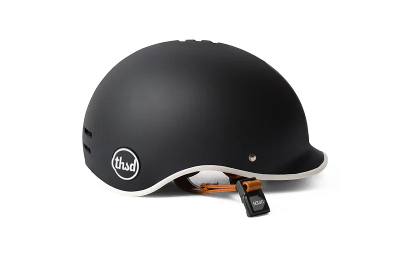 black_bike_helmet_001_800x.webp