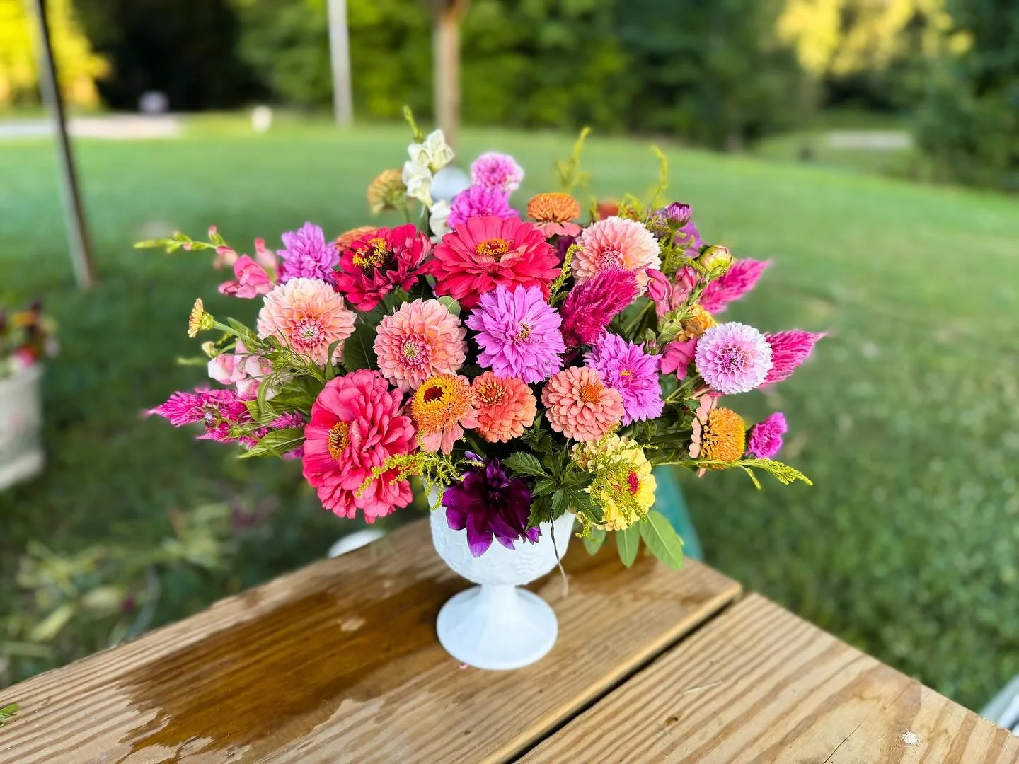 For those asking about flower orders, you can place your order for on farm pickup or delivery at www.loudonvilleflowers.com :) I offer various size arrangements, everything is designers choice unless specified otherwise:)! 🩷🌸