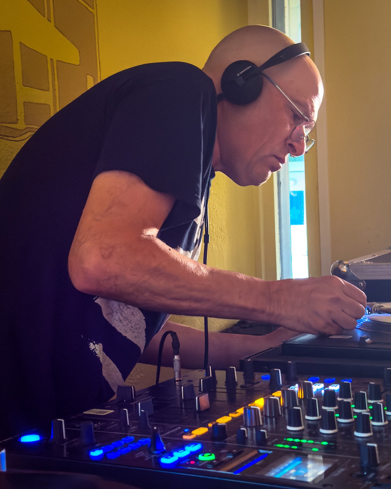 Photo of DJ Glenn playing a DJ set at Amsterdam Vinyl Club. Amsterdam Vinyl Club organises community events for music lovers, record collectors and DJs