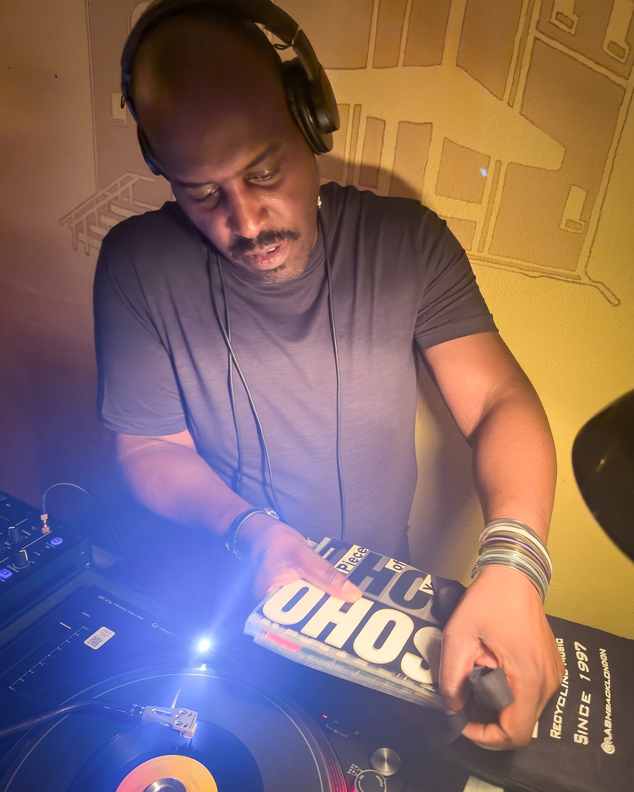 Photo of DJ Tea and Two Sugars playing a DJ set at Amsterdam Vinyl Club. Amsterdam Vinyl Club organises community events for music lovers, record collectors and DJs.