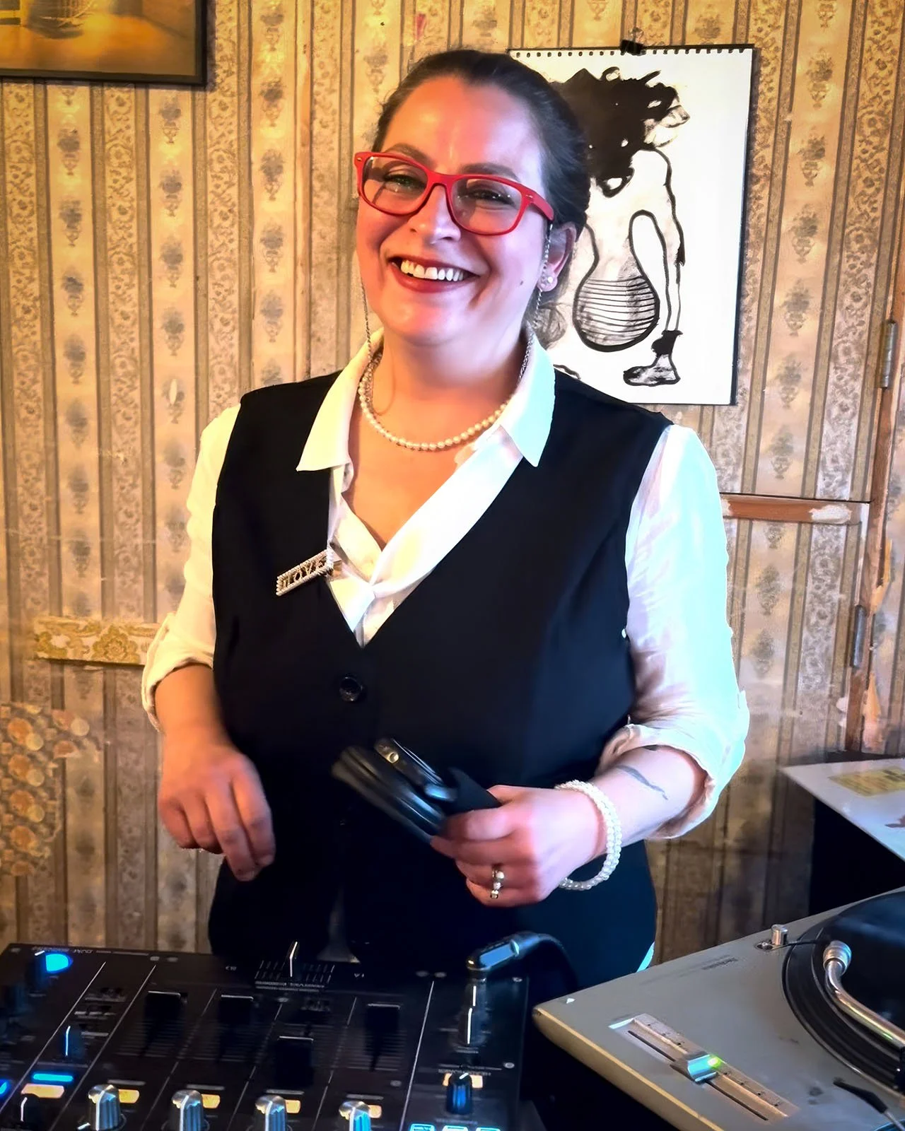 Ceyda playing a guest DJ set at Amsterdam Vinyl Club, a music community event in the city.