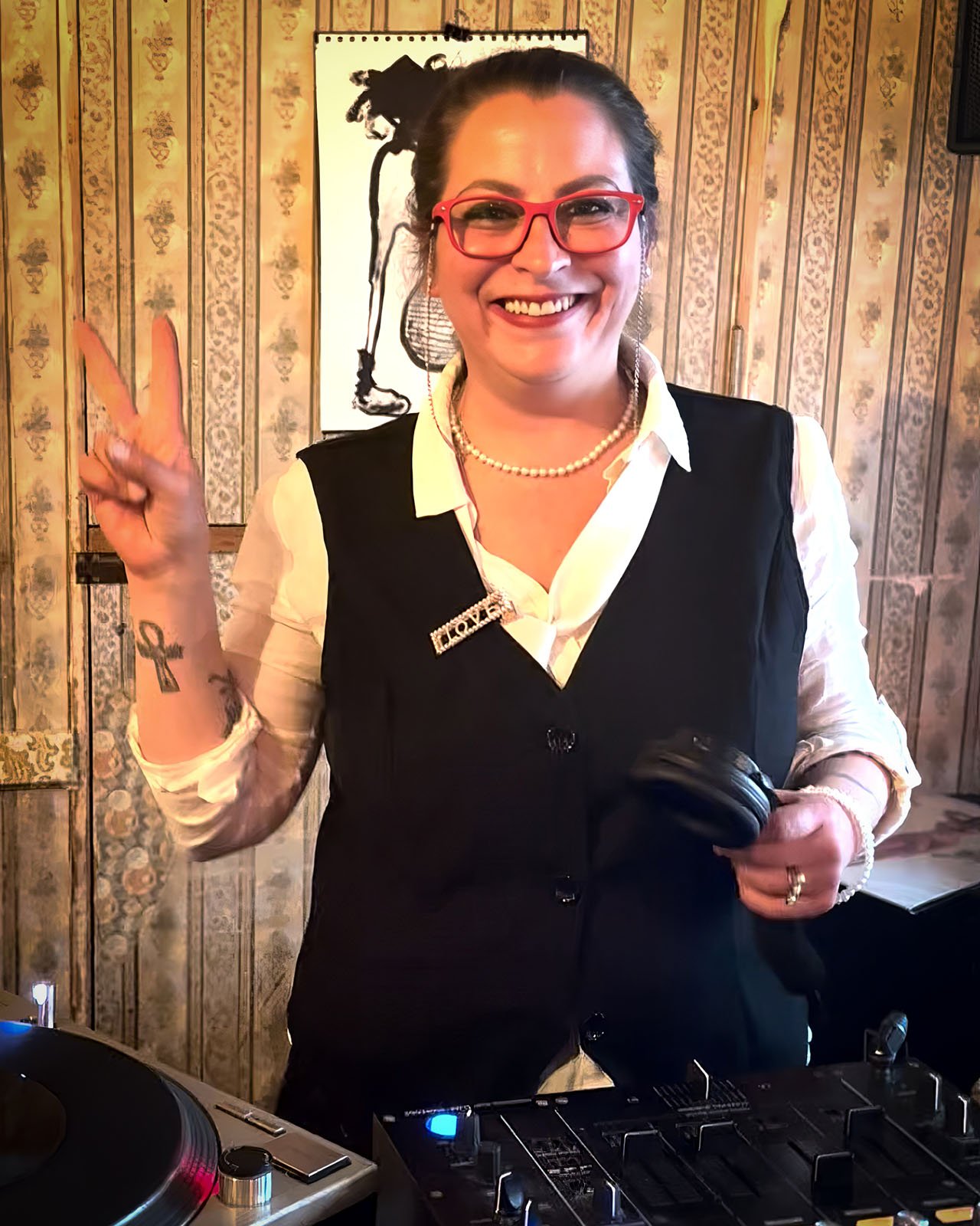 Ceyda playing a guest DJ set at Amsterdam Vinyl Club, a music community event in the city.