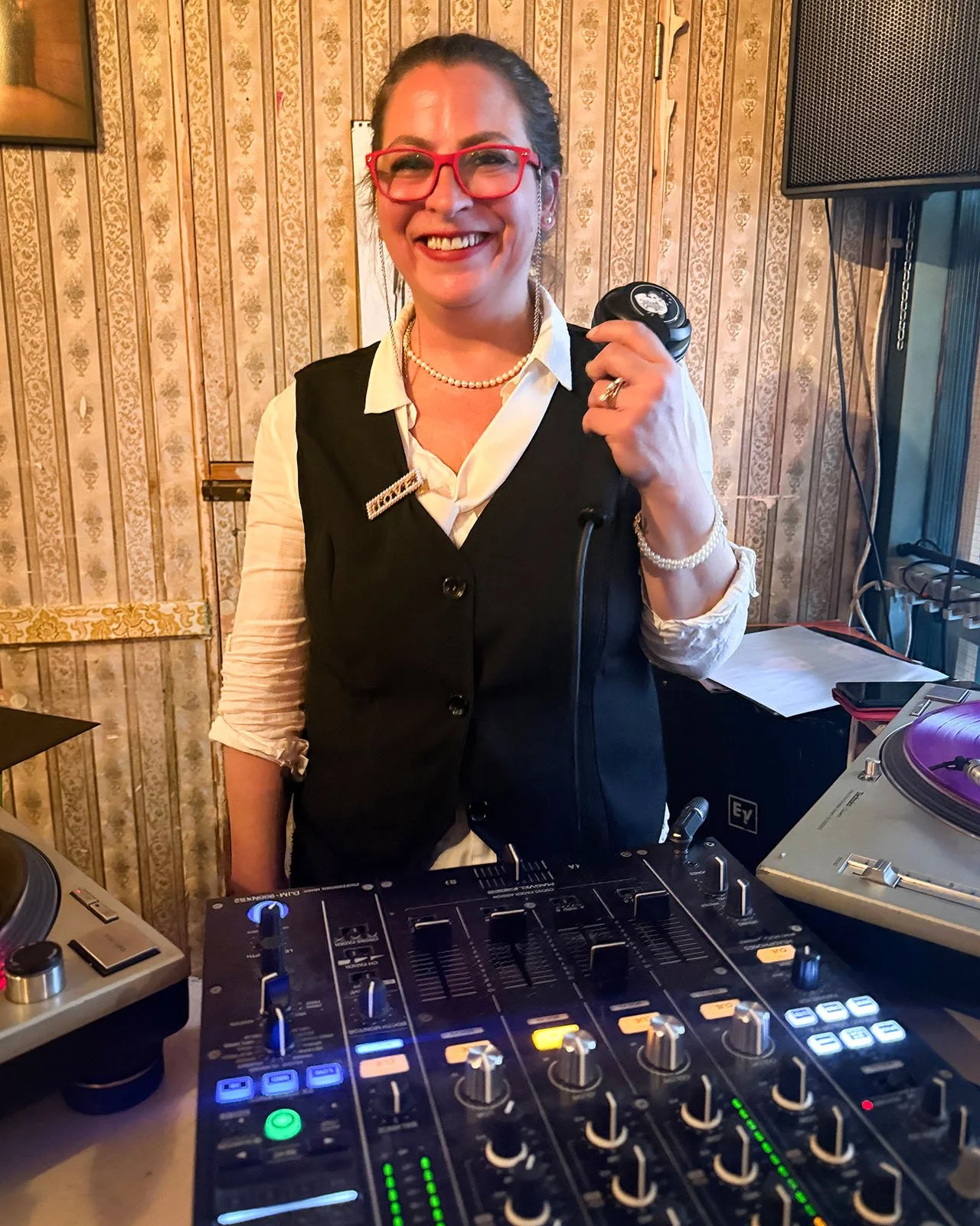 Ceyda playing a guest DJ set at Amsterdam Vinyl Club, a music community event in the city.