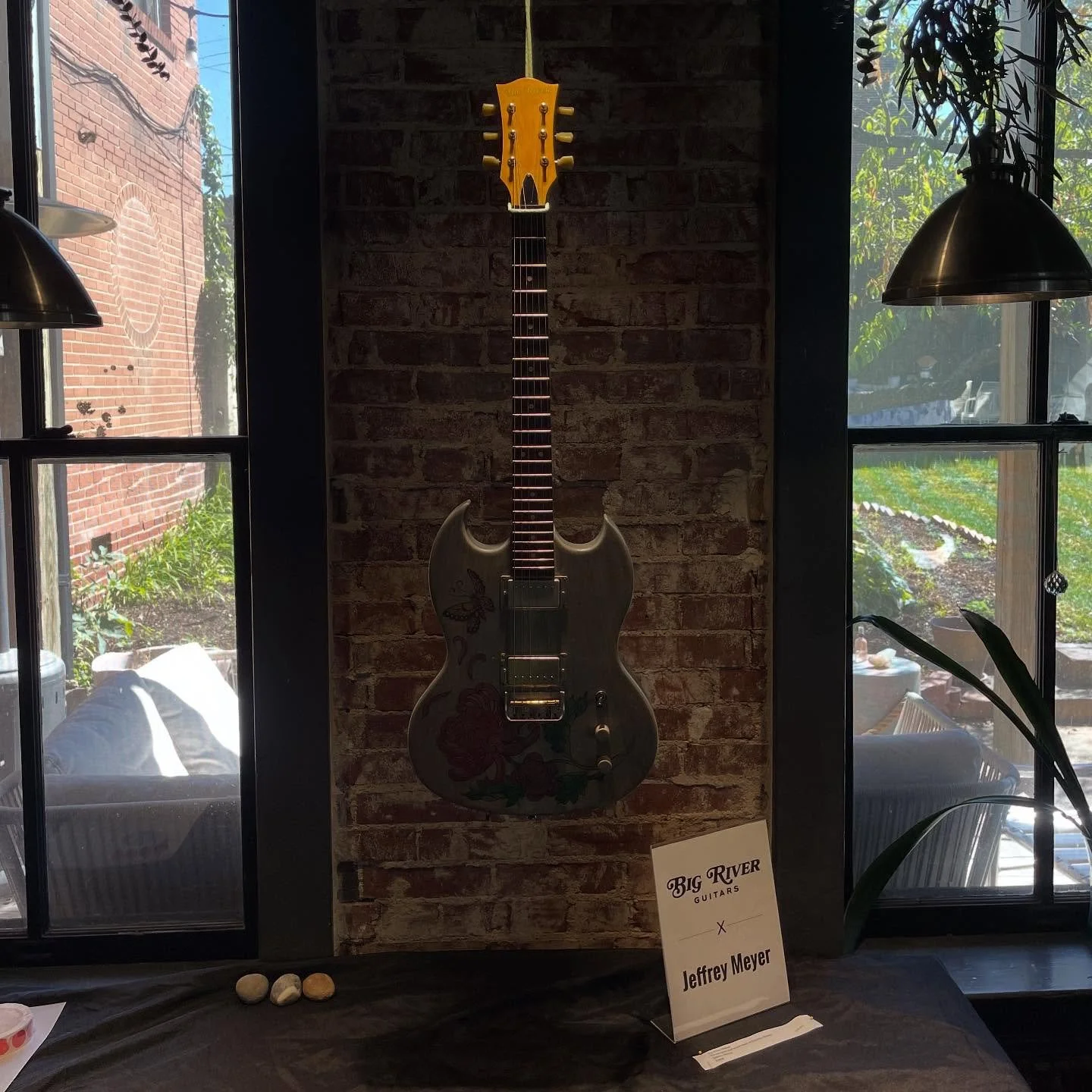 And a beauty in itself, a collaboration between @jeffreymeyer_howdy and @bigriverguitars ✨