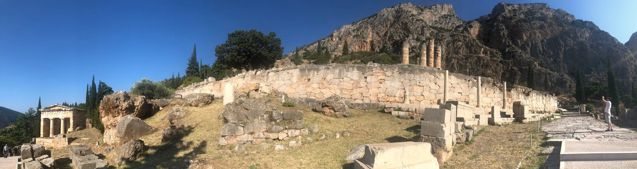 08 · Stone Across the Hillside
A broad panorama gathers terraces, columns, and pale rock into one hillside.
2018 · Greece
iPhone X · 4.0 mm · f/1.8 · 1/1845 s · ISO 20