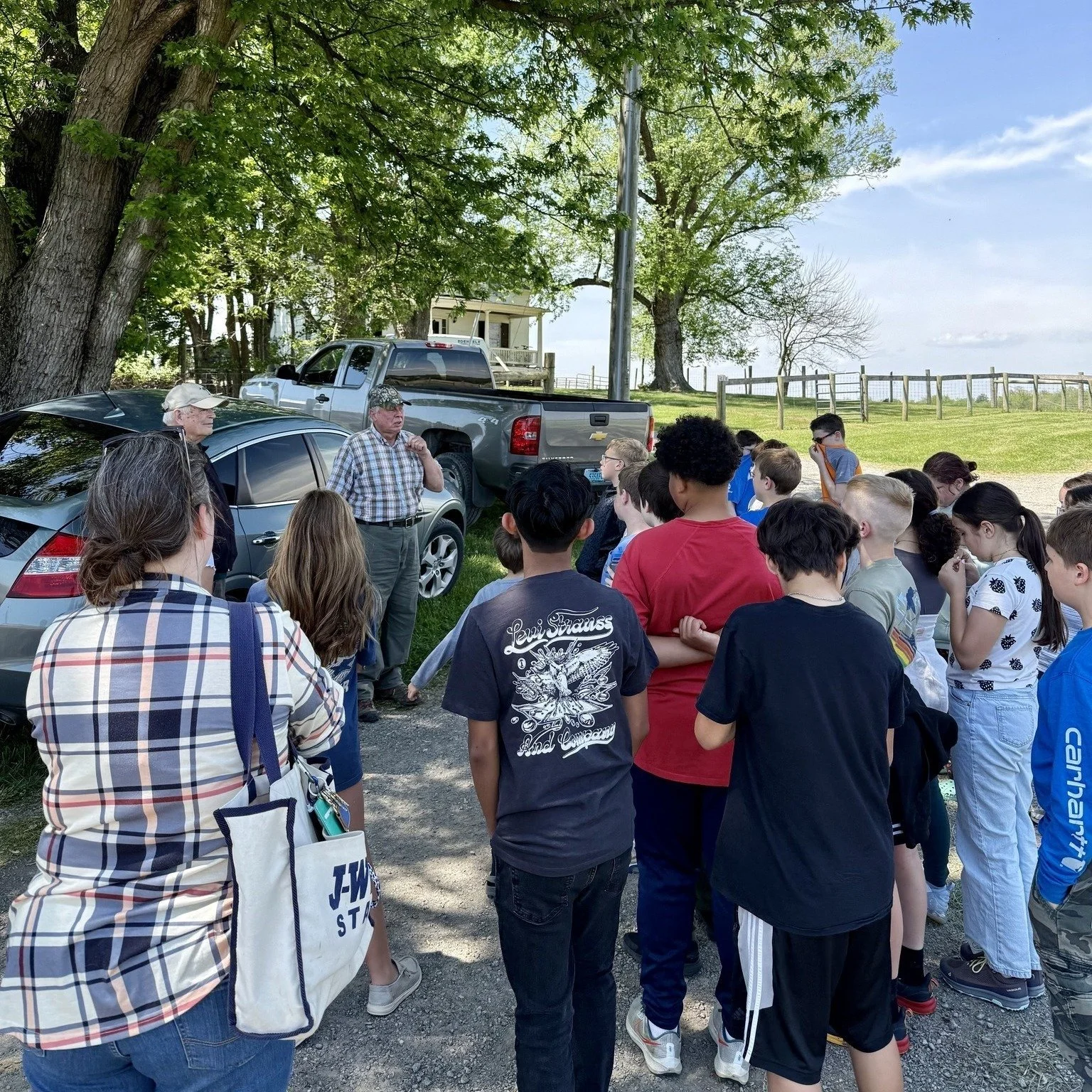 Yesterday we welcomed the Johnson-Williams Middle School 6th Grade Agriculture class to Clermont for a working farm tour led by Clarke County farmer &amp; Clermont board member Philip Shenk! 🚜🐑🌾

Students had the opportunity to explore the farm, l