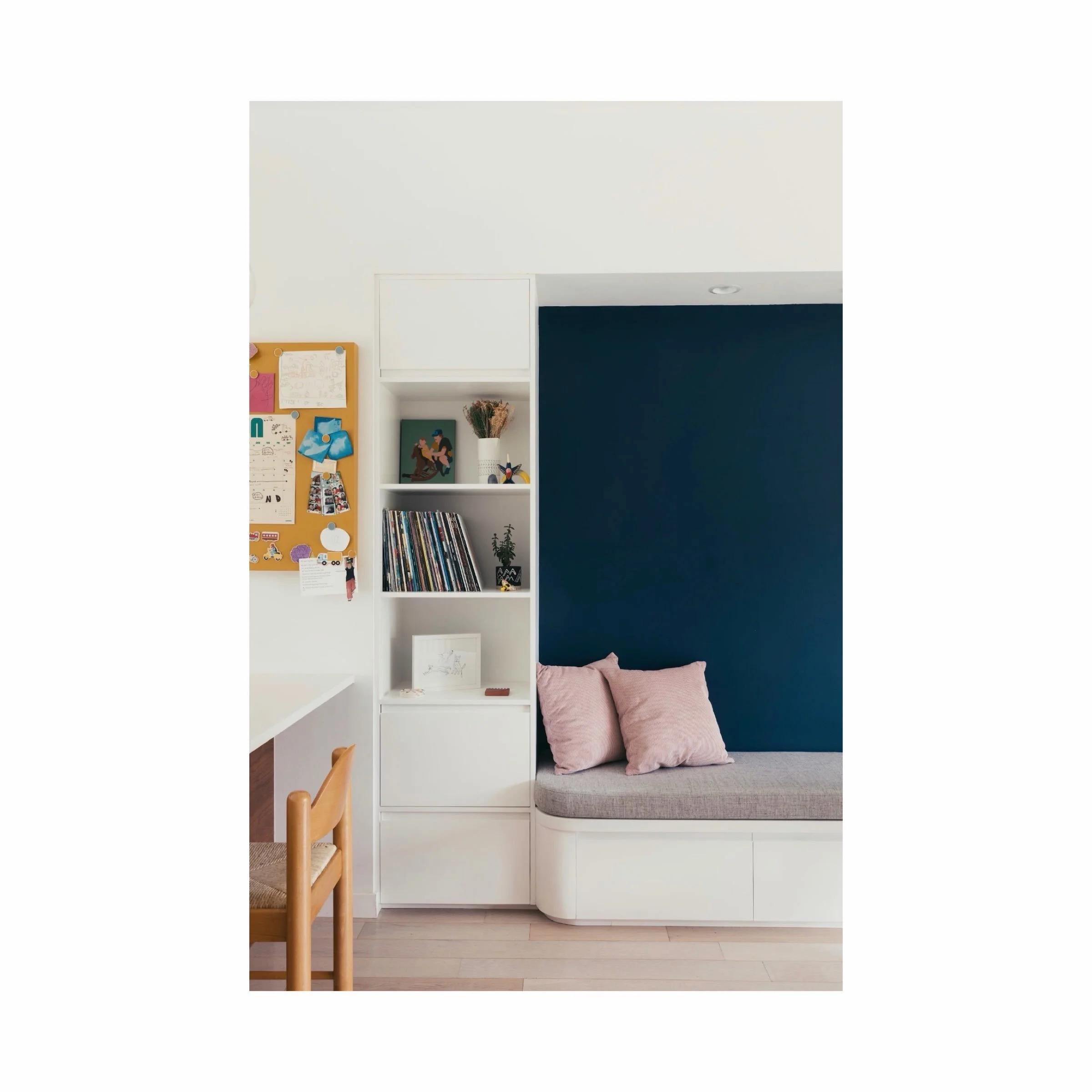 Simpson | a sweet nook for reading or gathering. 
.
.
. built by : @regrainery and @adfupholstery 
. photos by : @lizkuball