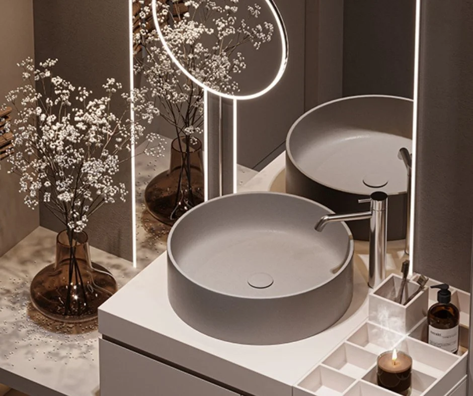 Lavabo de diseño moderno en un baño con accesorios y decoraciones elegantes.