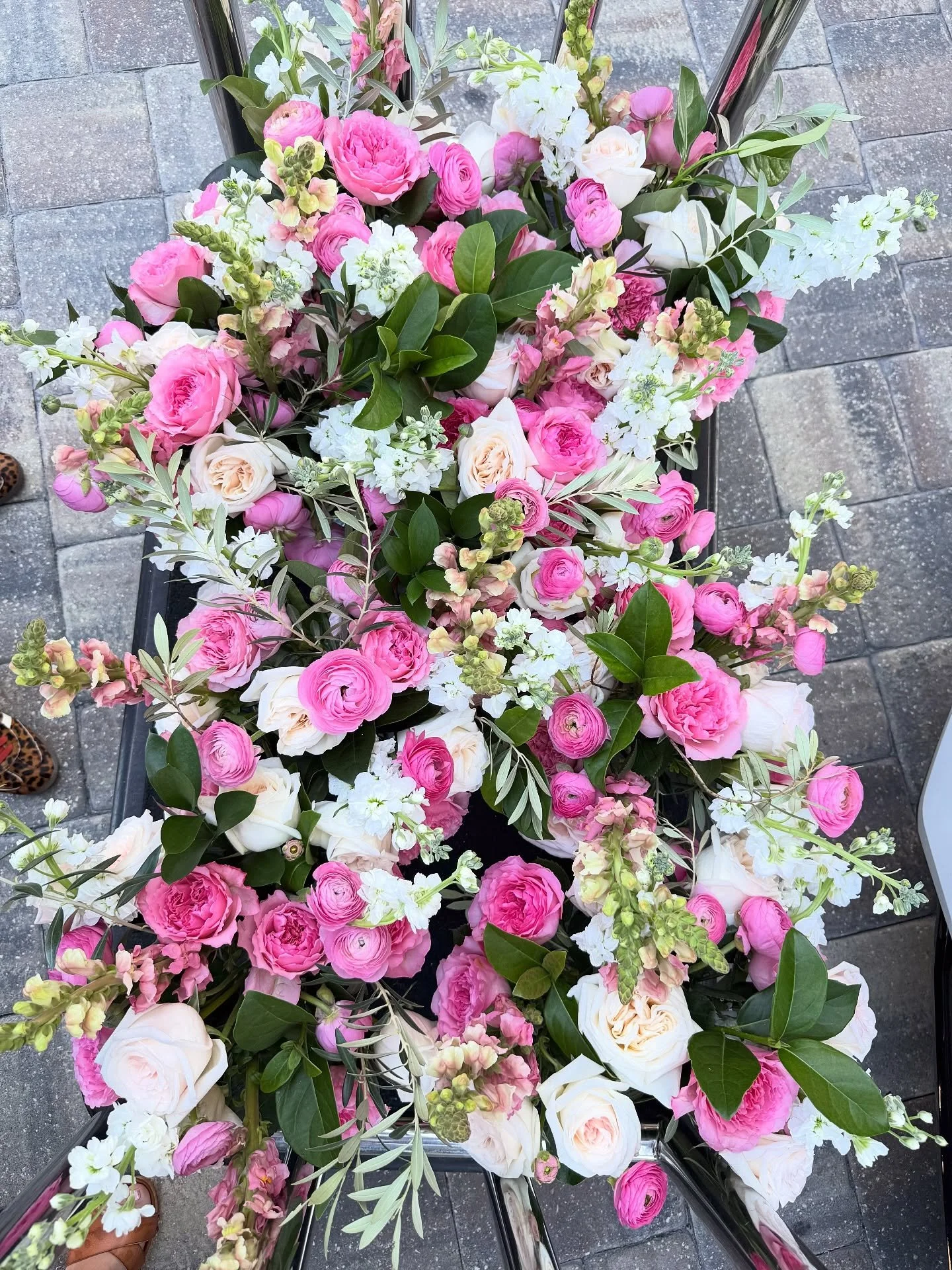 Last look before these were carted into the event🌸✨

@loveshackfancy is a fashion brand known for soft pastels, floral prints, and that dreamy, feminine, vintage-inspired vibe.

For these blooms, I pulled from that look with a pastel palette, full, 