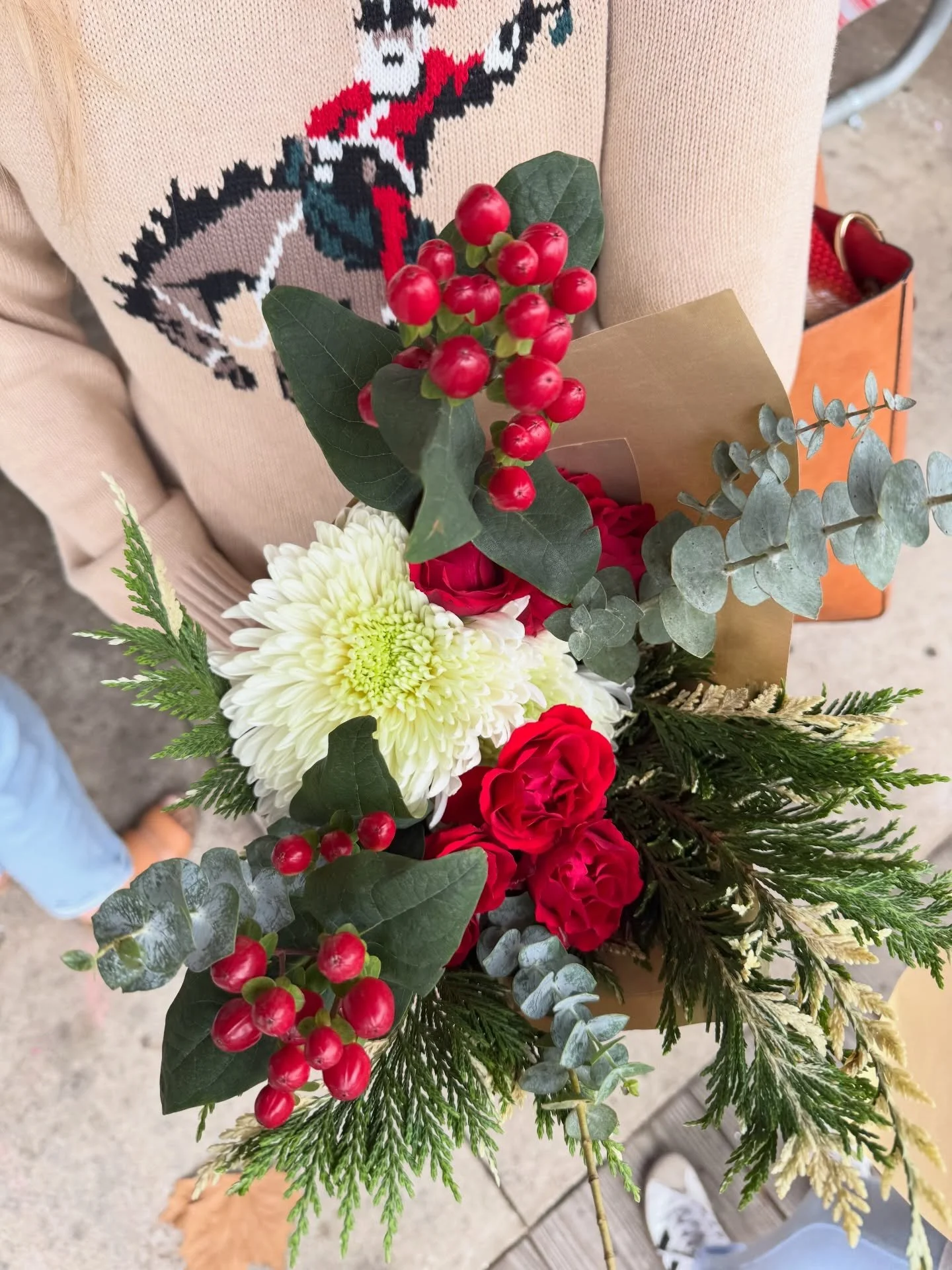 Happy Holidays! 🔔 🎄 

Late post, but we got festive earlier this month with @frenchgroupfl Customer Appreciation event 🎁 The bloom bar parked just outside the pavilion at Treaty Park for their lovely guests to make a winter bouquet. 
We brought a 