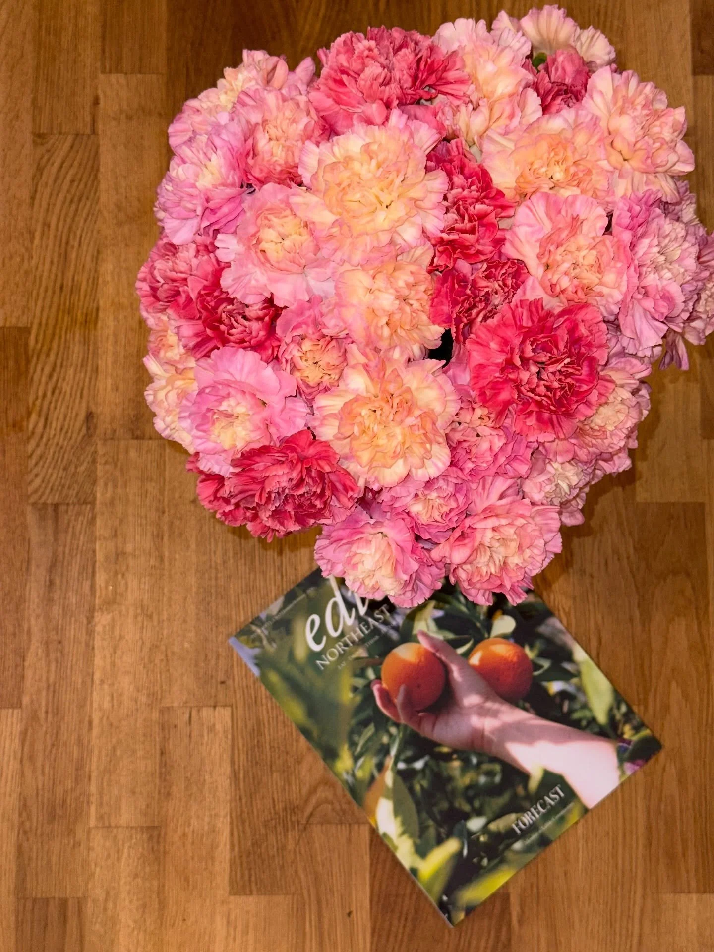 Hot take: carnations are so underrated. 

They&rsquo;re durable, come in every color of the rainbow, affordable, and can be manipulated to look like more premium flowers. 

Leftover event flowers are such a treat 💖🌸