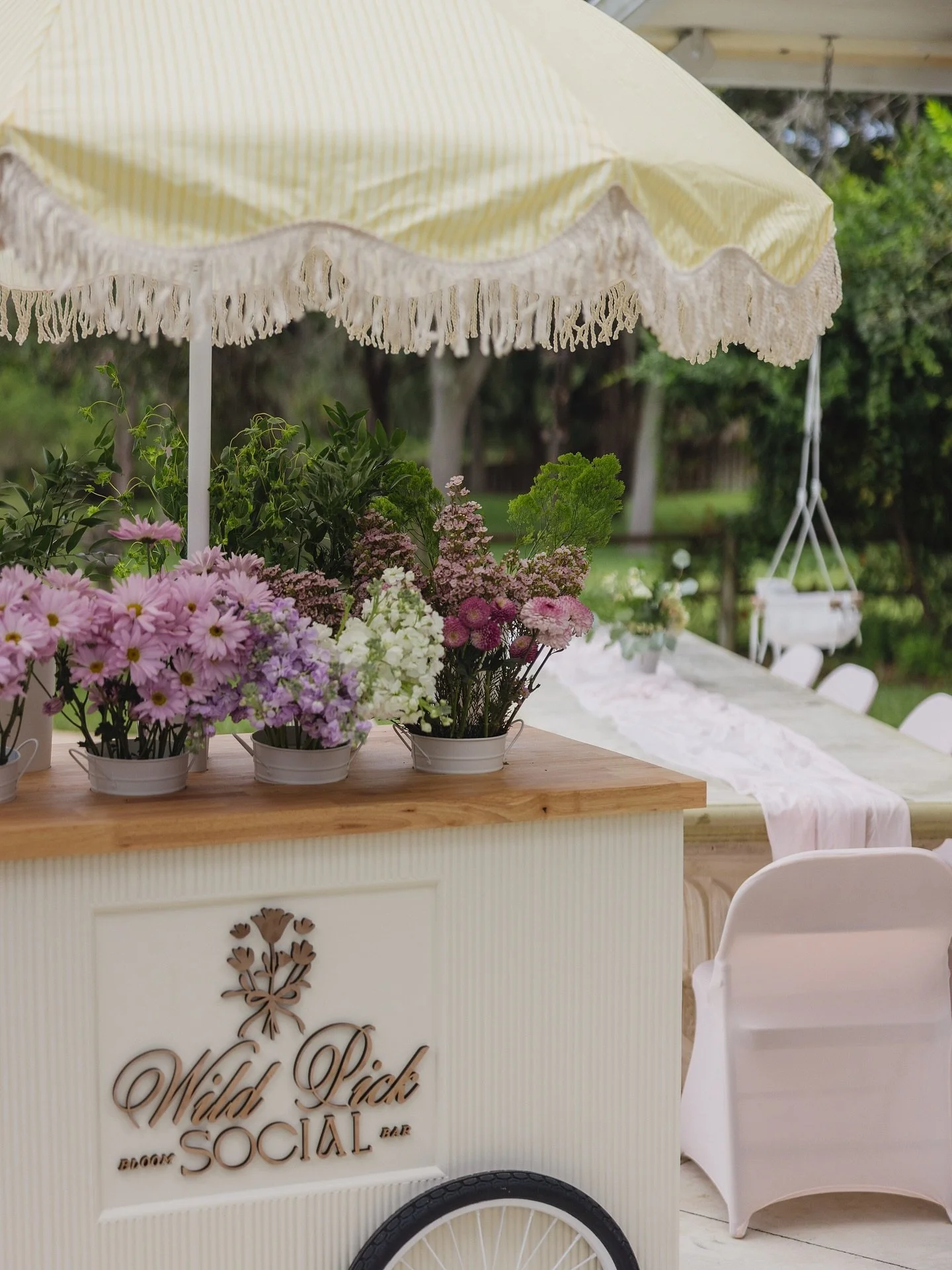 The bloom bar cart comes outfitted with two umbrella options: 
💛 light yellow stripes
🤍white

⛱️Which color should we go with next?! 🖤💚🩷
Black &amp; white
Olive green
Pink
Stripes?!

Photos by @andrecreativeco