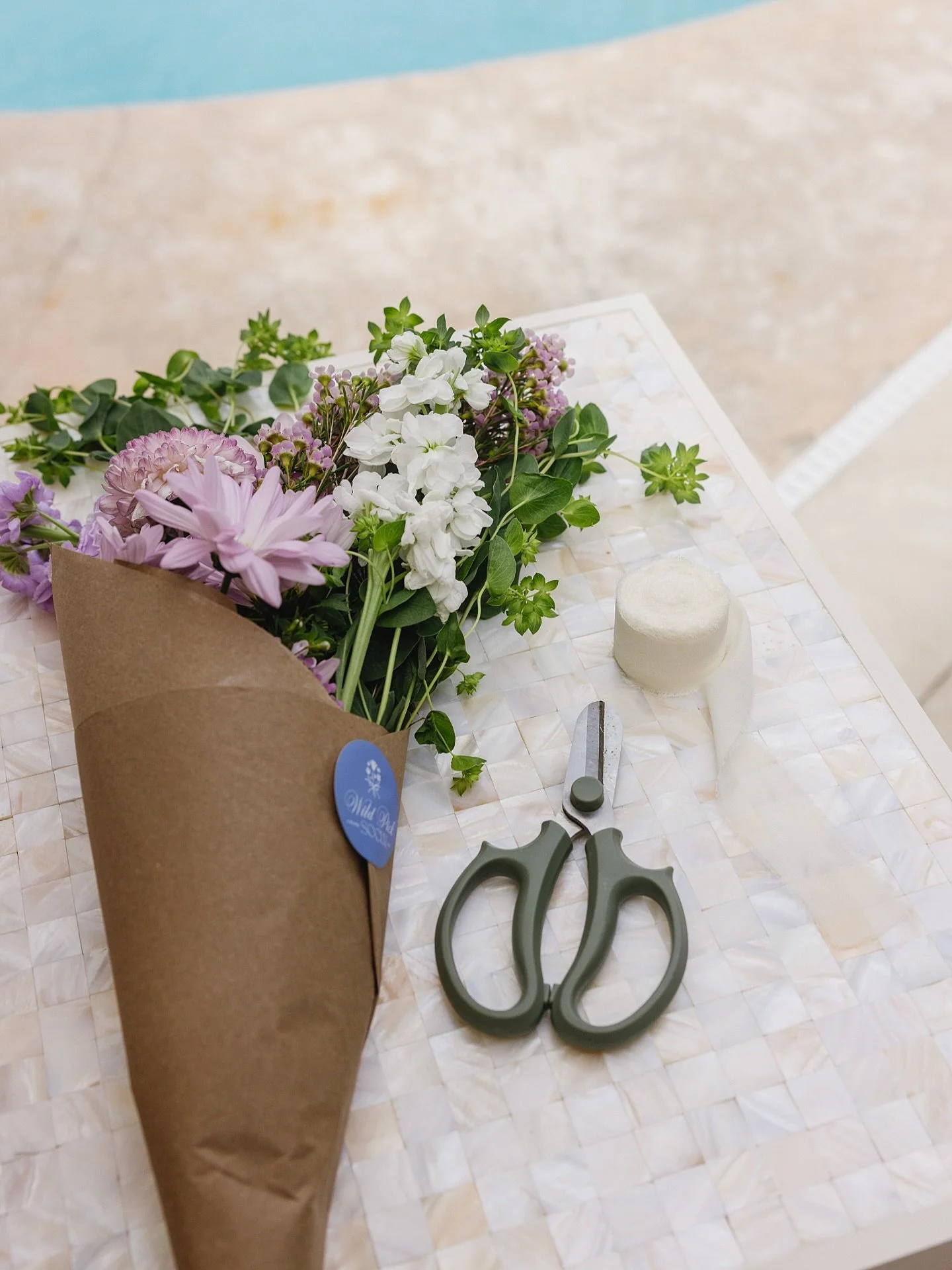 One of my favorite features of the Wild Pick Social custom bloom bar cart is the Mother of Pearl tile on the fold out shelf ✨🐚

You may rarely see it since it&rsquo;s covered with bouquet wrapping paper but it&rsquo;s one of the most feminine featur
