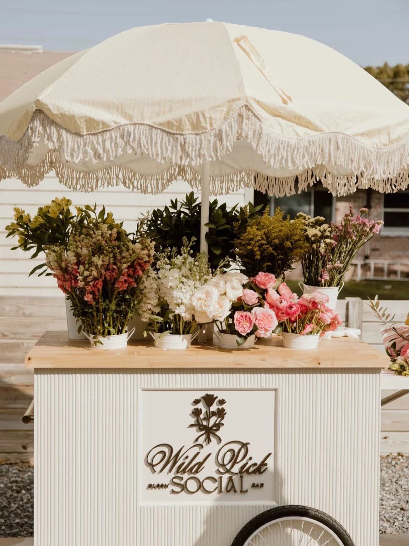 Spring birthday party planning starts now 🌸🎉

We offer &ldquo;mini&rdquo; bouquet packages for littles that want to build bouquets too! 
*10 person minimum*

DM for booking inquiry!