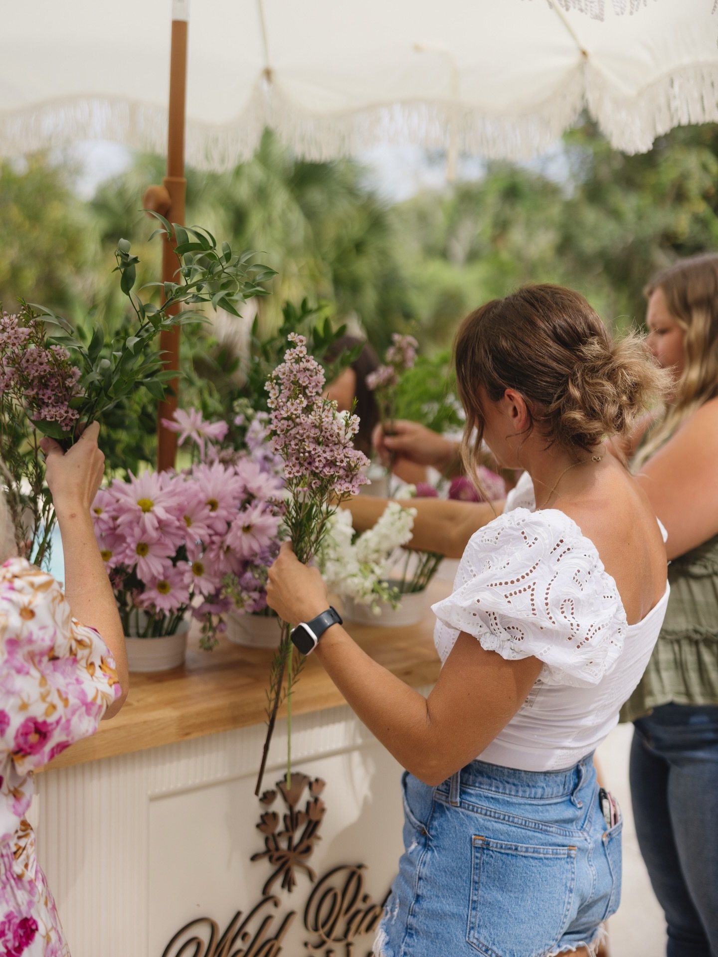 Better than a gift bag🫰 It&rsquo;s the adult version of a party favor 💐

Photos by @andrecreativeco